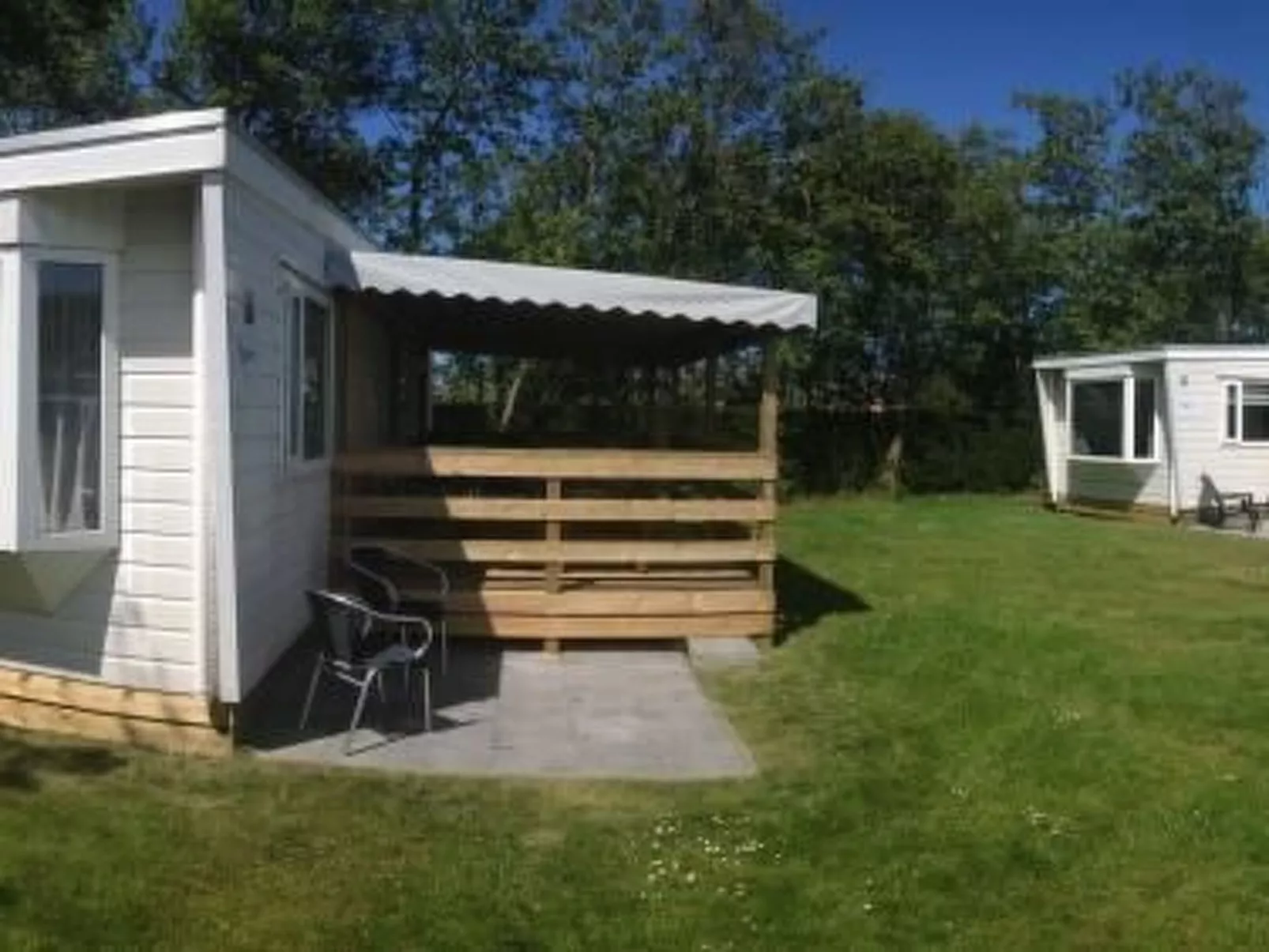 Strandnahes Chalet mit überdachter Veranda-Buiten