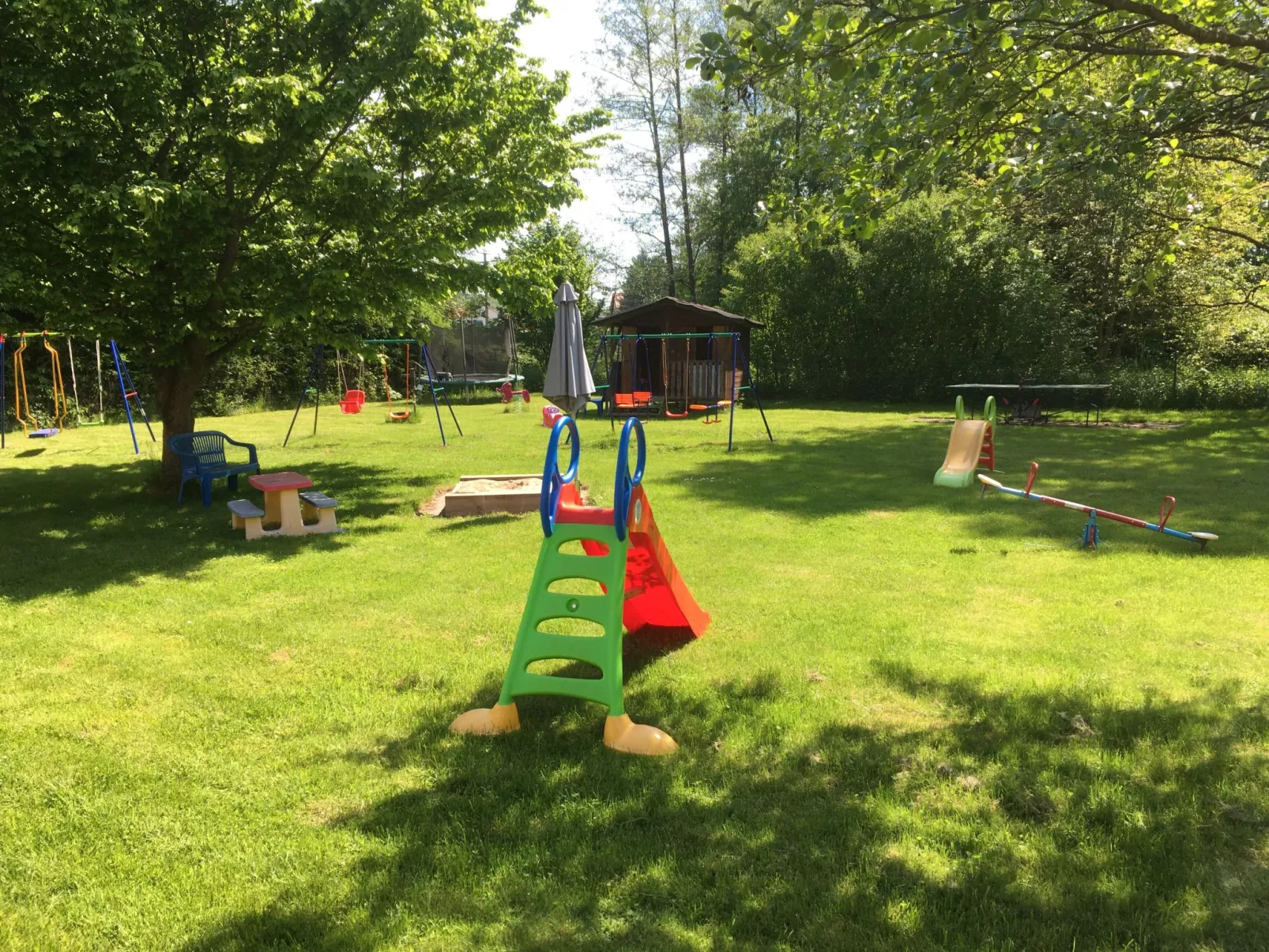 Haus mit Spielwiese-Buiten