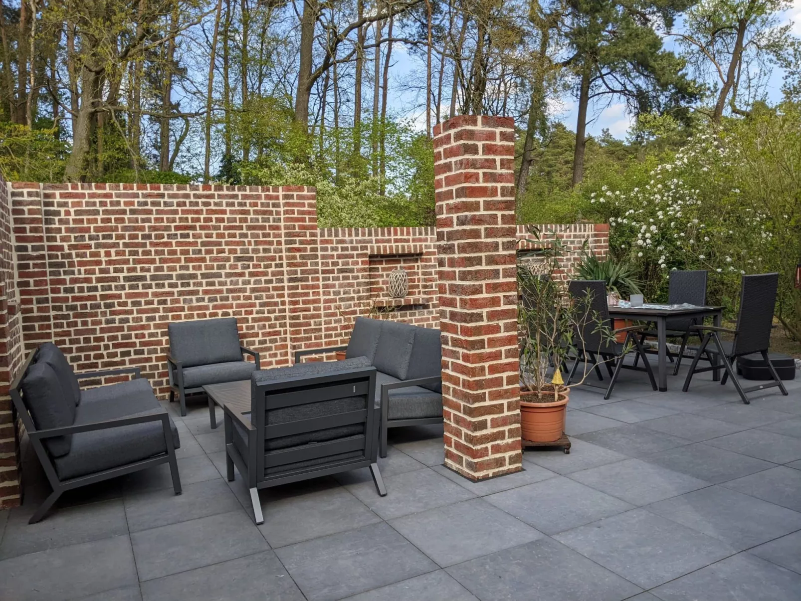 Ruhiges Ferienhaus mit gemütlicher Terrasse-Buiten