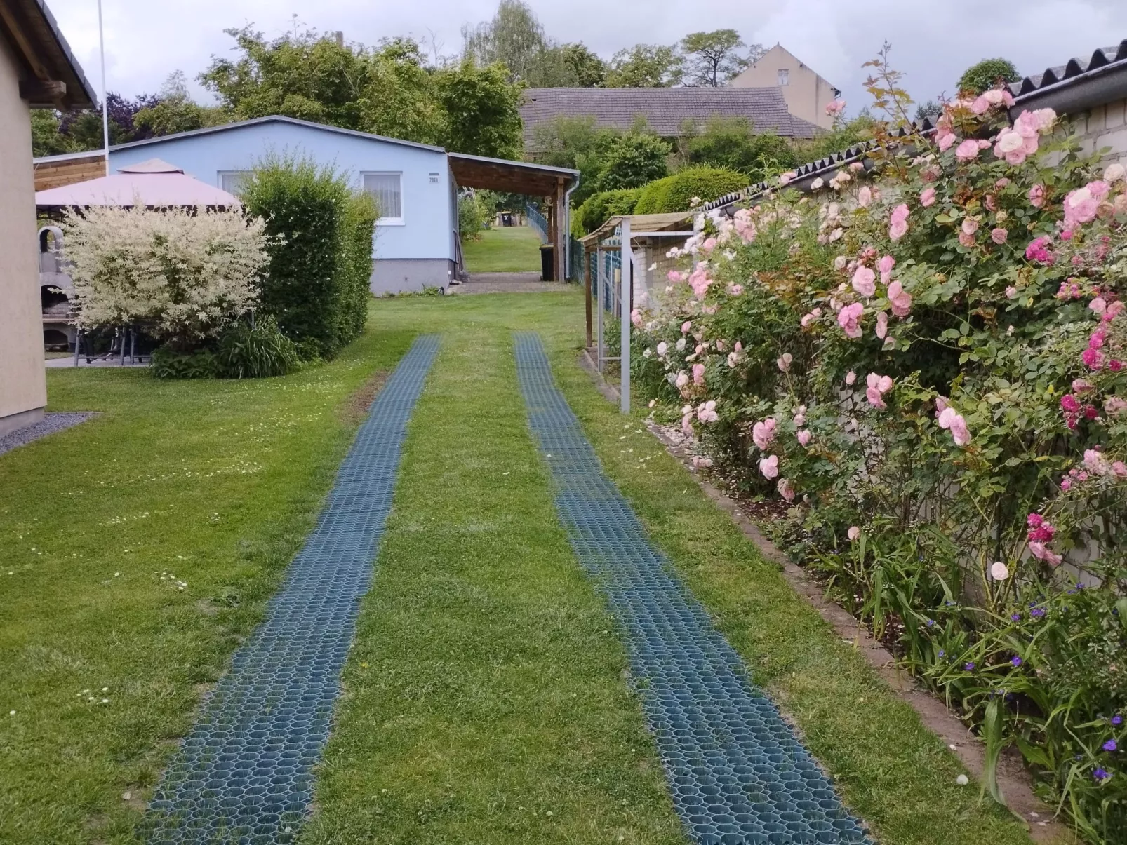 Haus im Grünen-Buiten