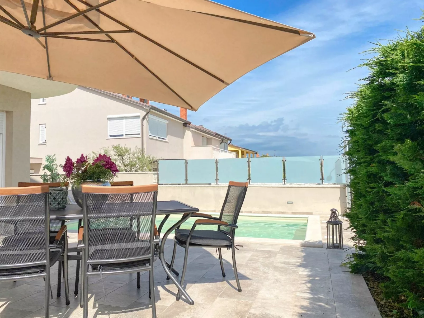 "Hanna" mit privatem Pool-Image-tags.info