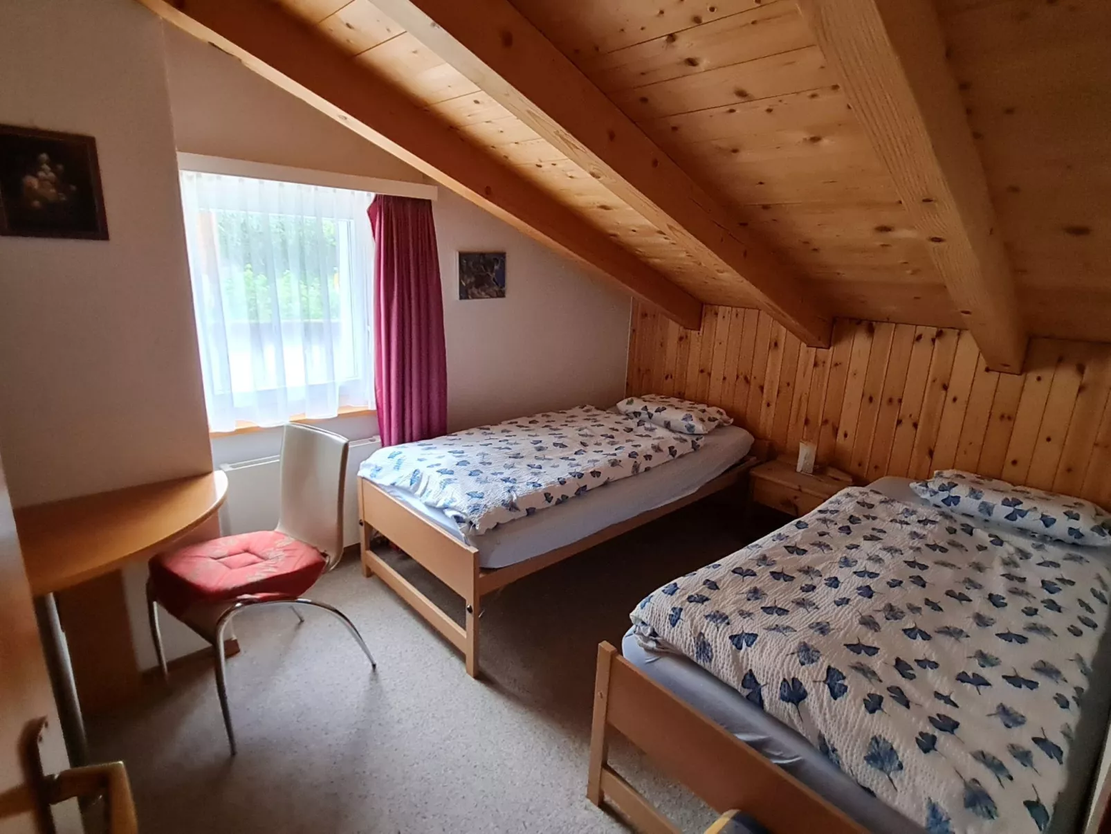 Chalet Haus (bei Einfahrt grosser Nussbaum )-Binnen