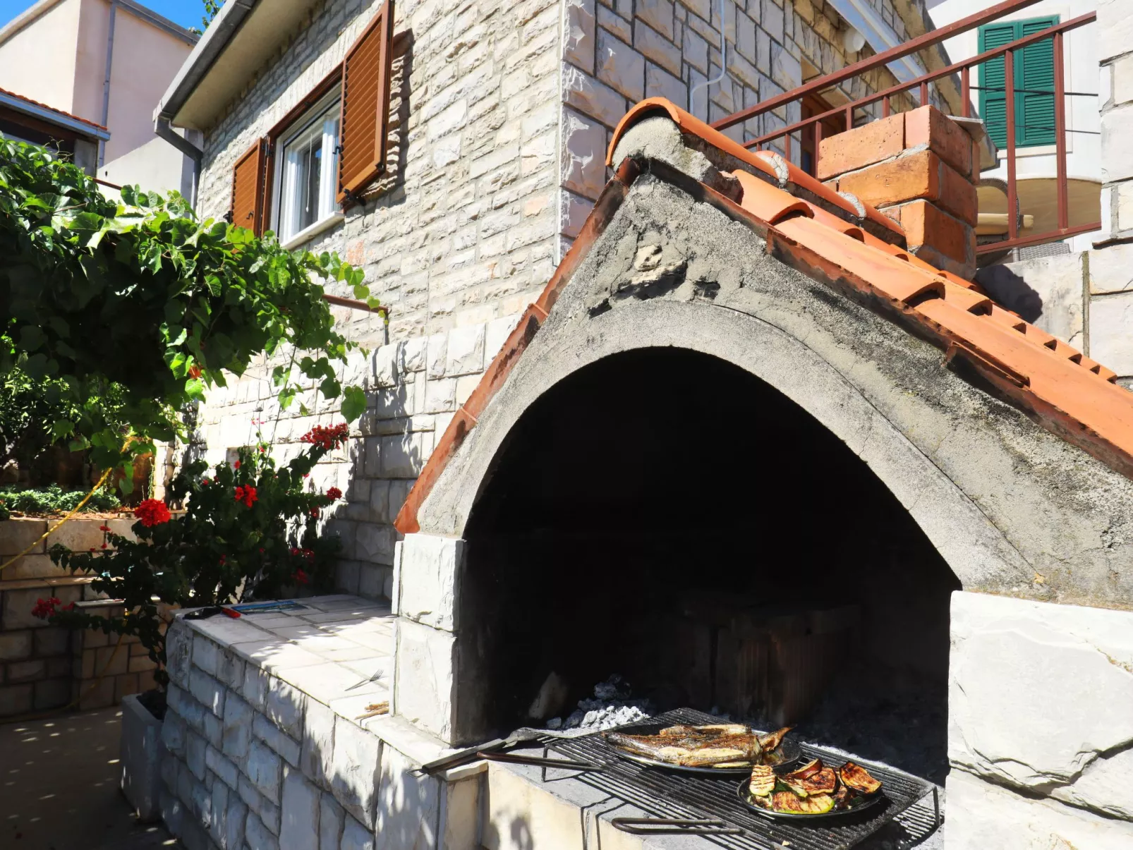 Kleines Steinhaus in einem ruhigen Ort auf der Insel Solta-Buiten