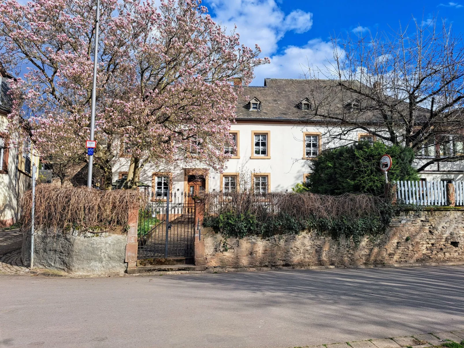 Mit Garten und Parkplatz