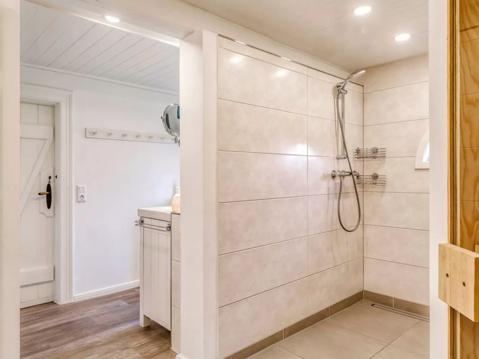 Reetdachhaus inmitten von Wiesen und Feldern-Binnen