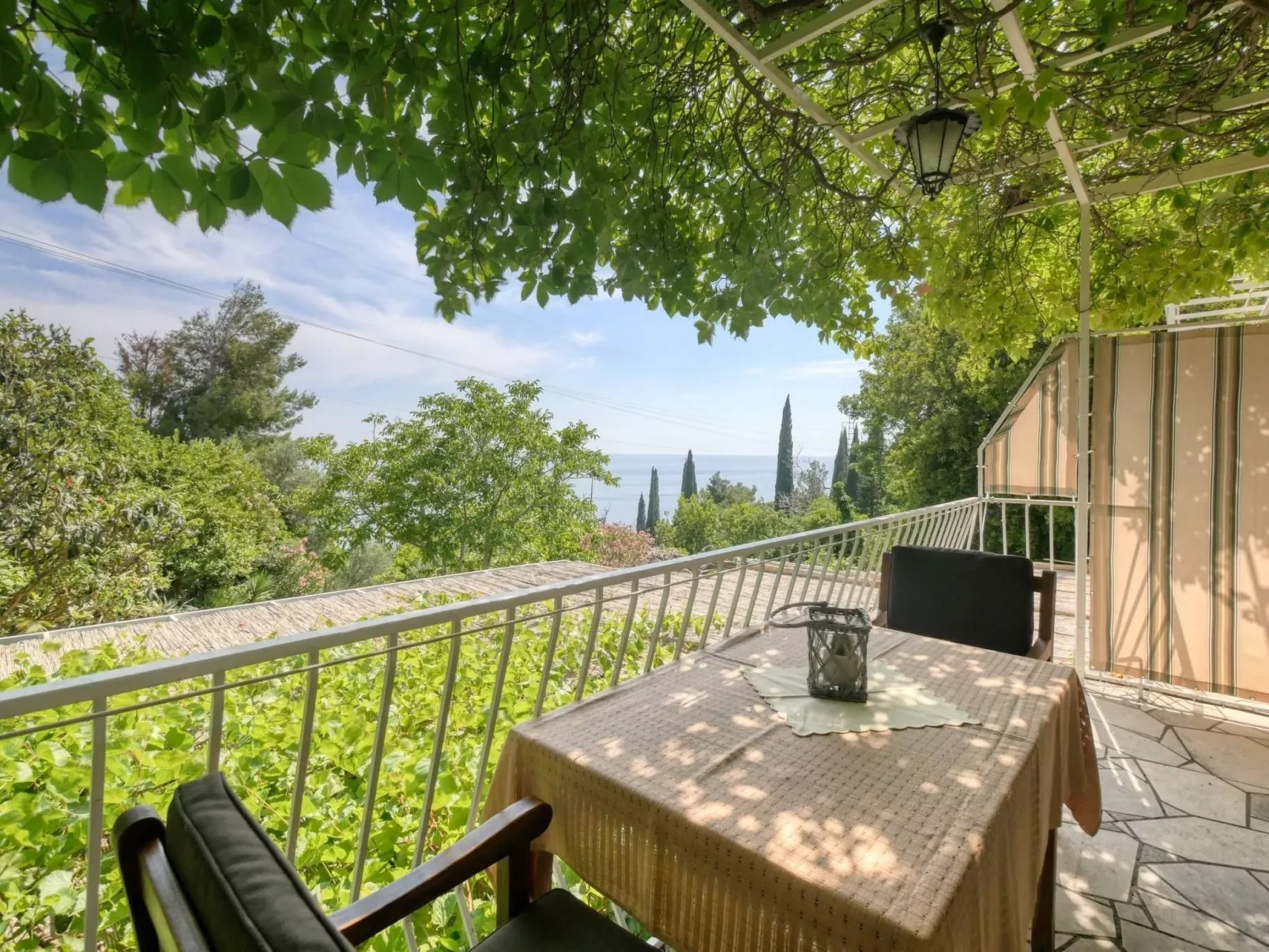 "Helena2" mit Blick auf das Wasser - Buiten