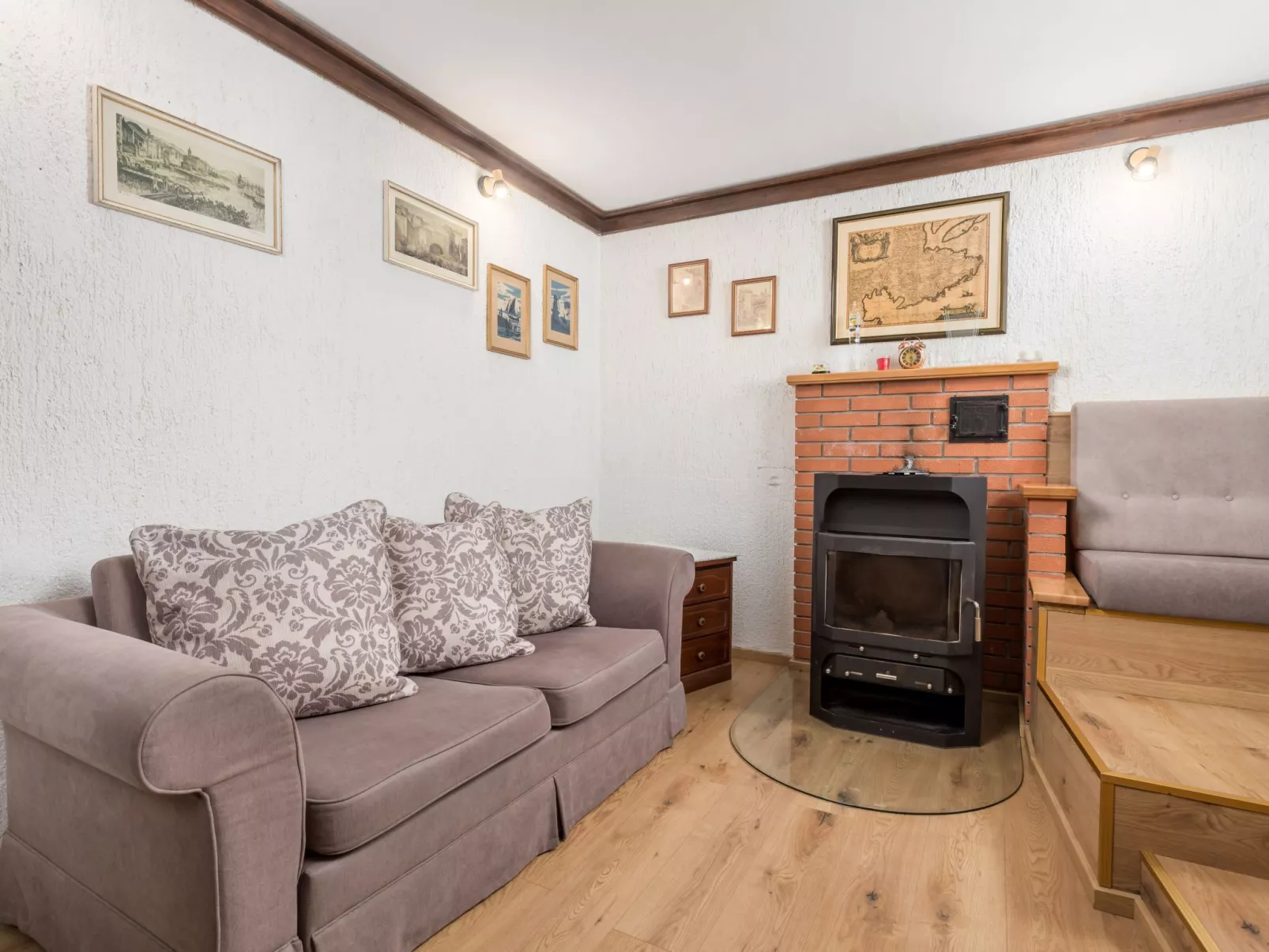 Mit großem Garten und Pool-Binnen