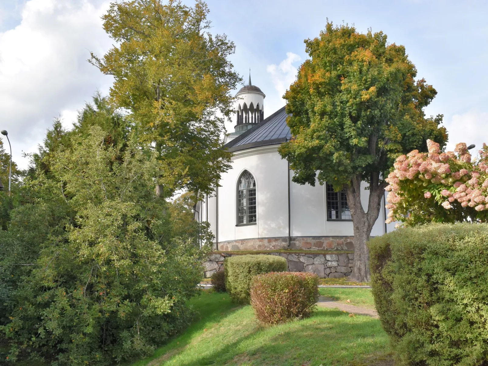 Typisch schwedisches Ferienhaus mit Garten-Buiten