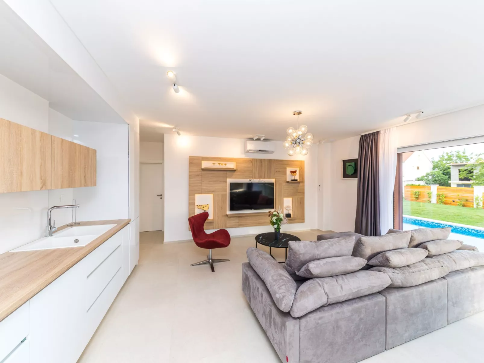 Modern eingerichtete Villa Ingrid mit beheiztem Pool - Binnen