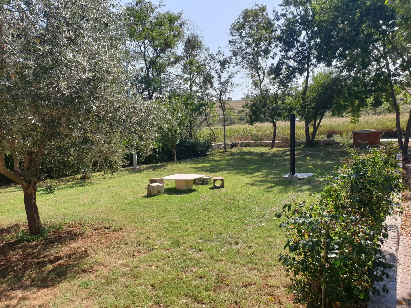 Am Fluss gelegenes Haus mit Galerieschlafplätzen-Buiten