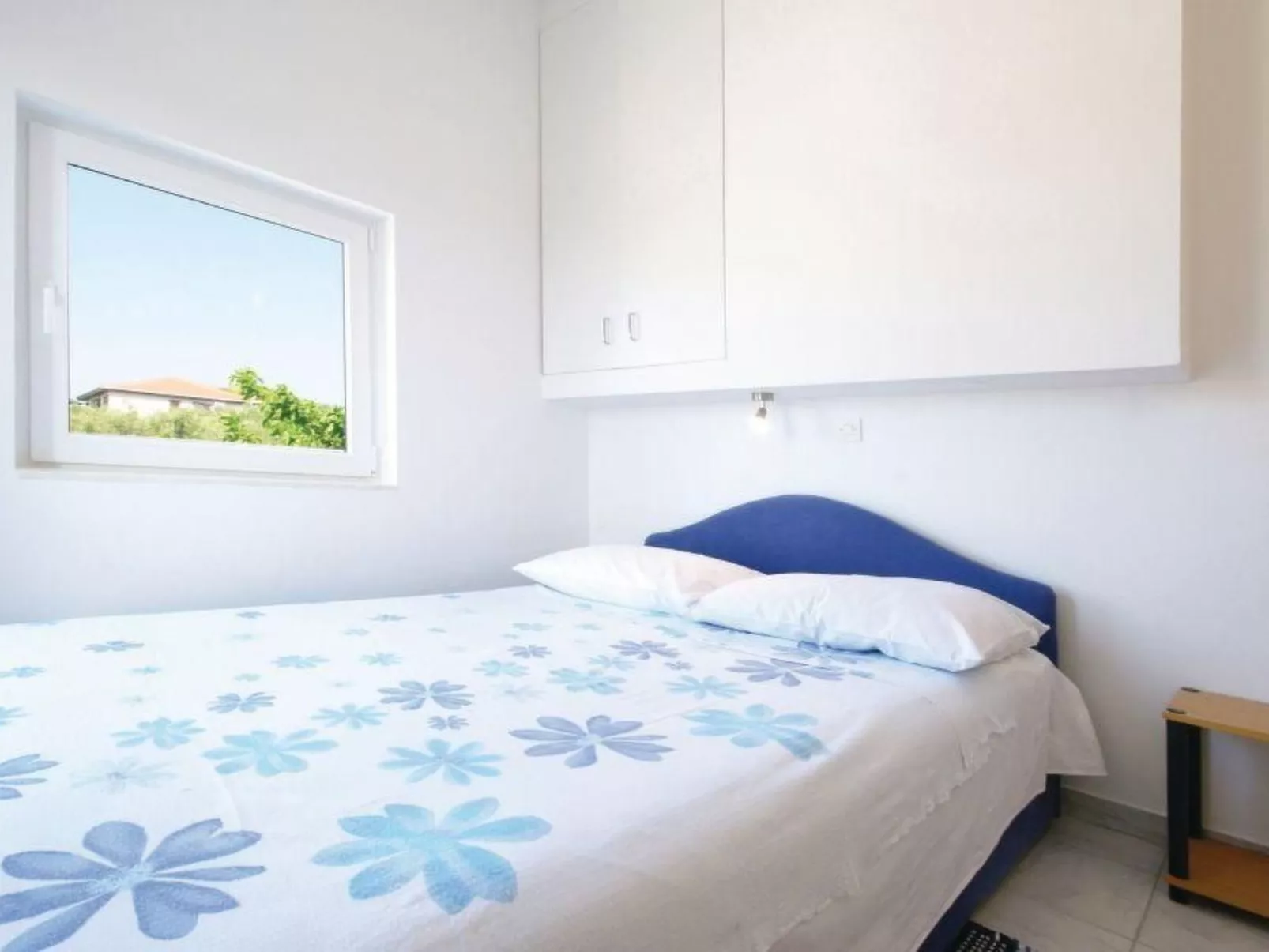 Geräumige Ferienvilla mit Pool und Meerblick-Binnen