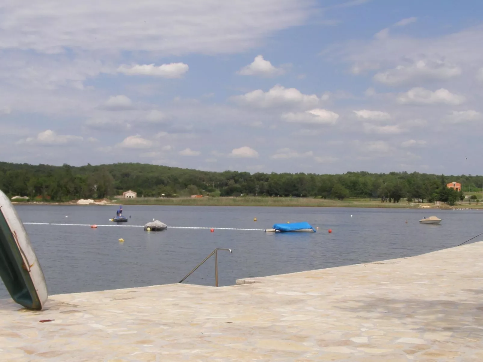 Freistehender Bungalow Perla mit Garten und Grill-Buiten