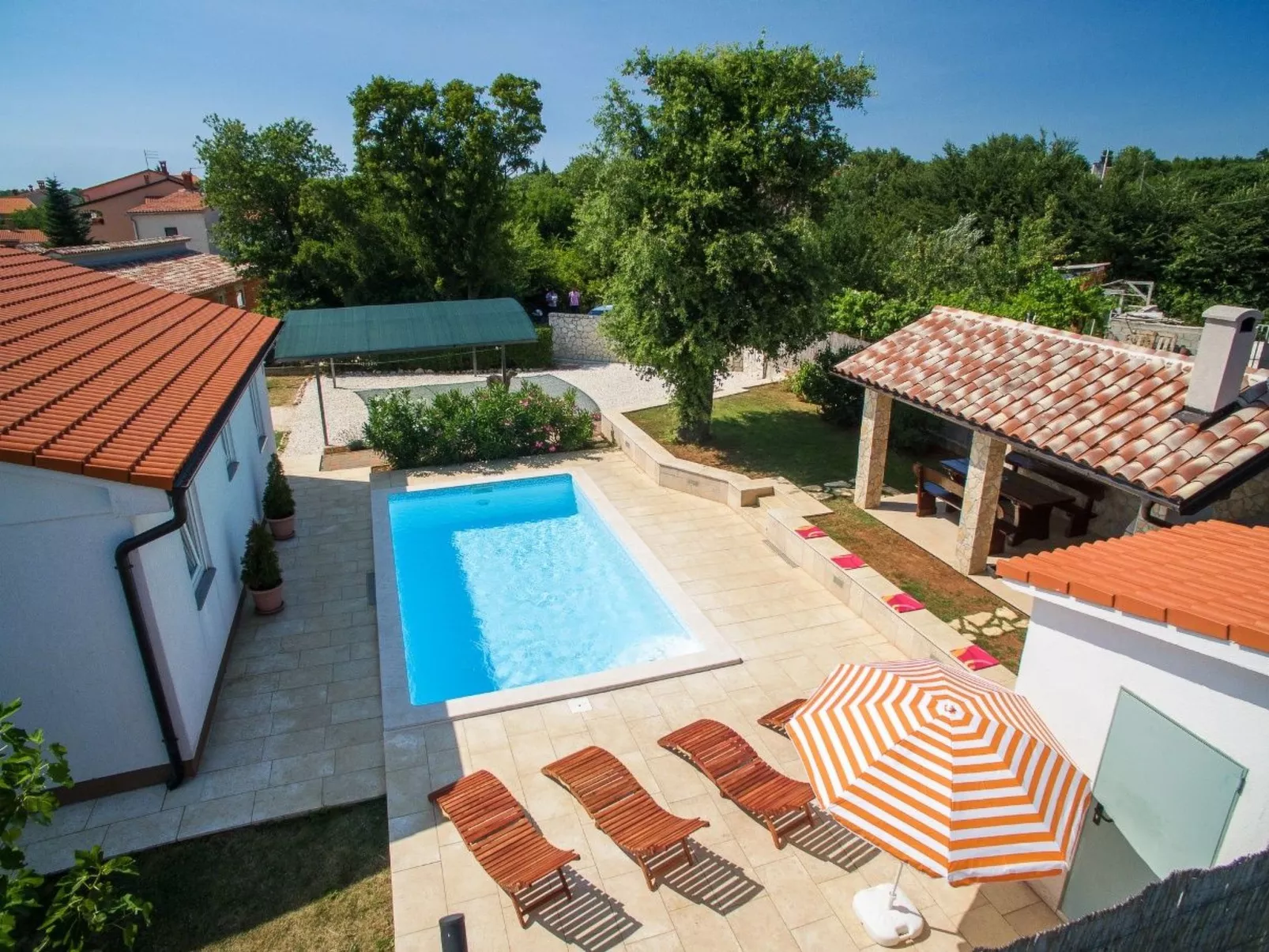 Haus Daniela mit überdachter Terrasse und Pool-Image-tags.info