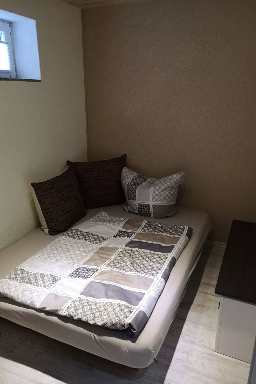 "Sonne & Mond"-Binnen