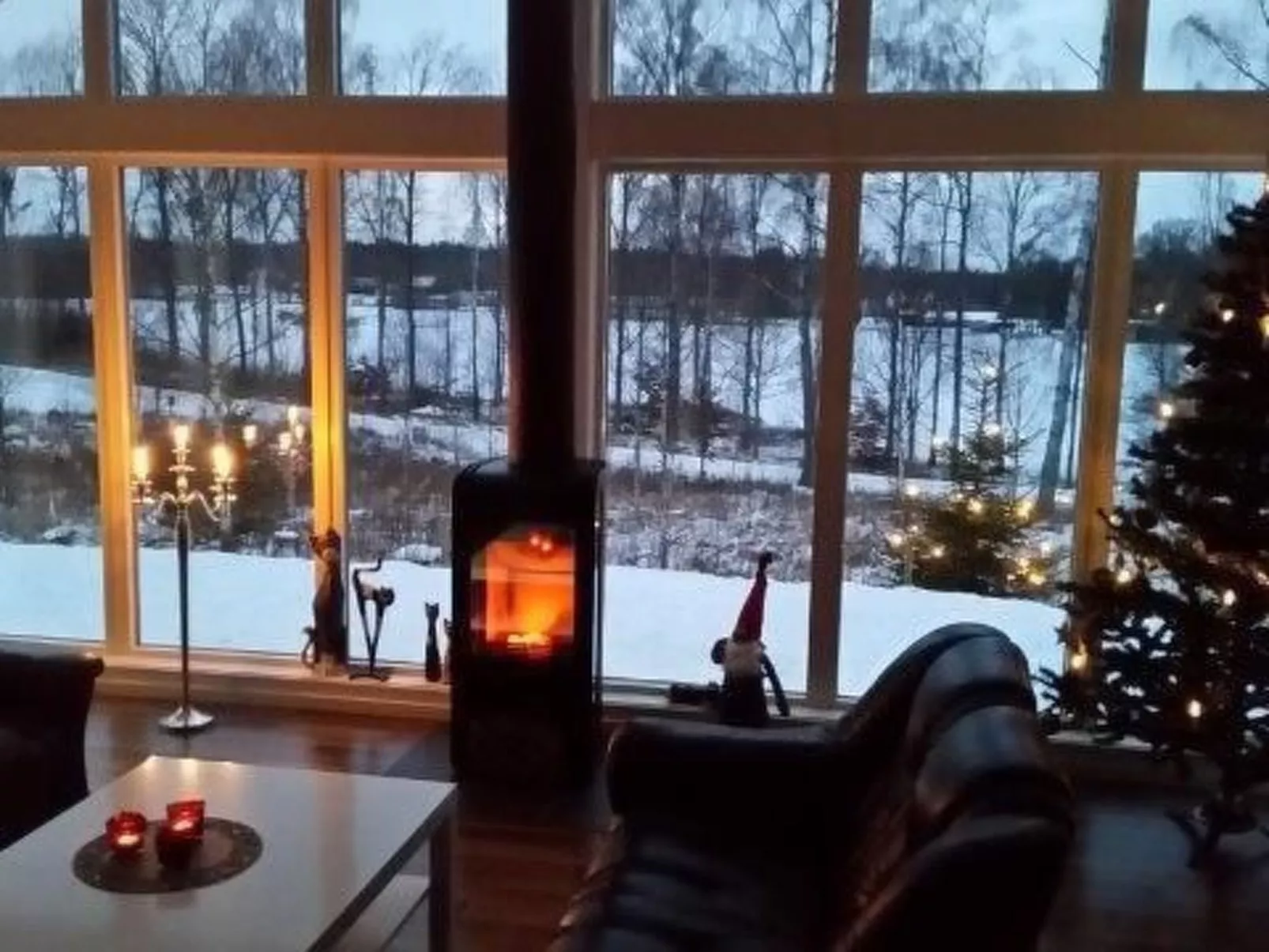 Modernes Haus mit hellem Dekor, mit Blick auf den See-Binnen