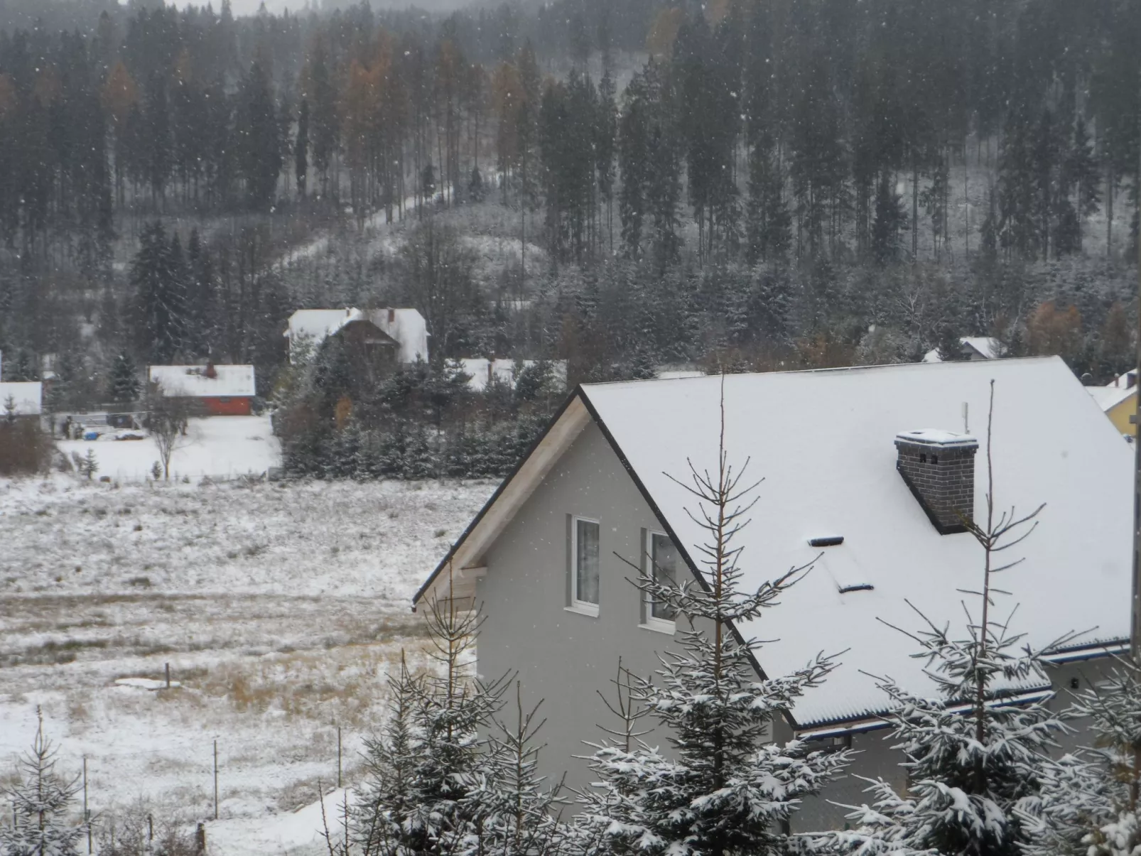 Modernes Ferienhaus in Kiczora mit Großem Garten - Buiten