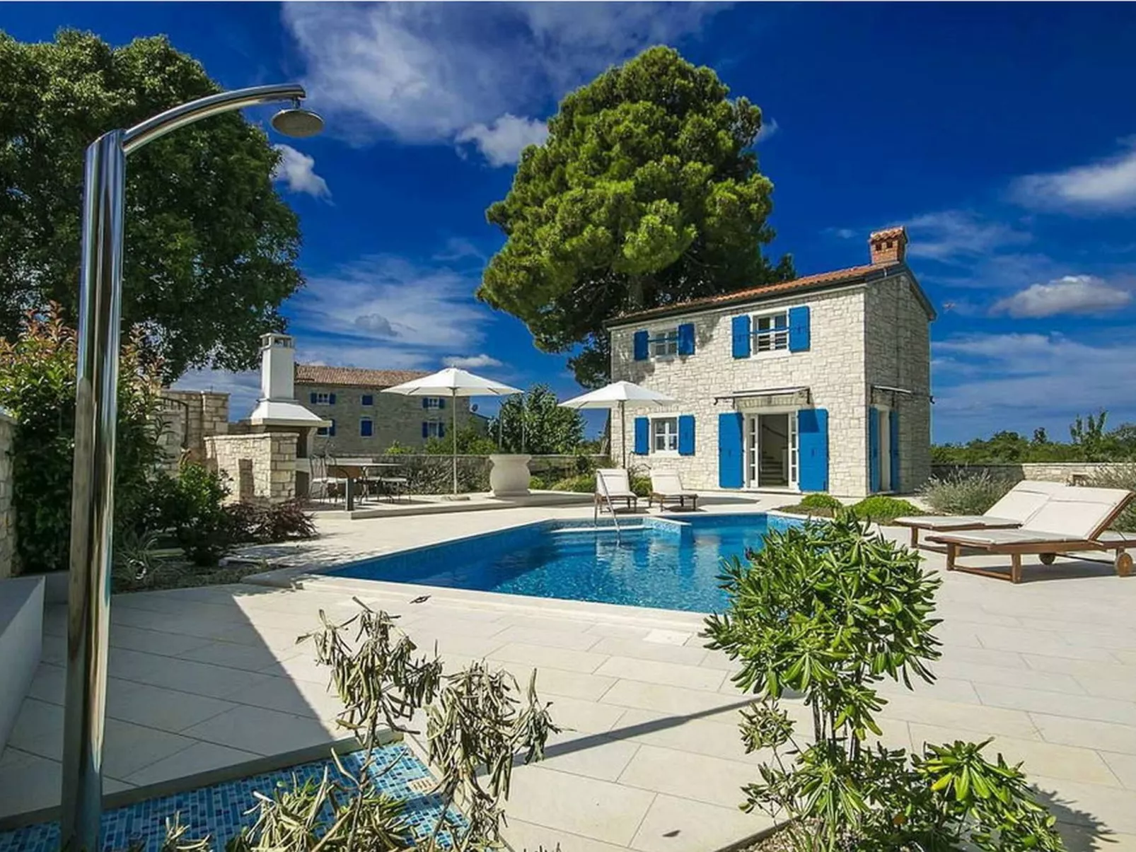 Villa Lenka mit Pool-Buiten