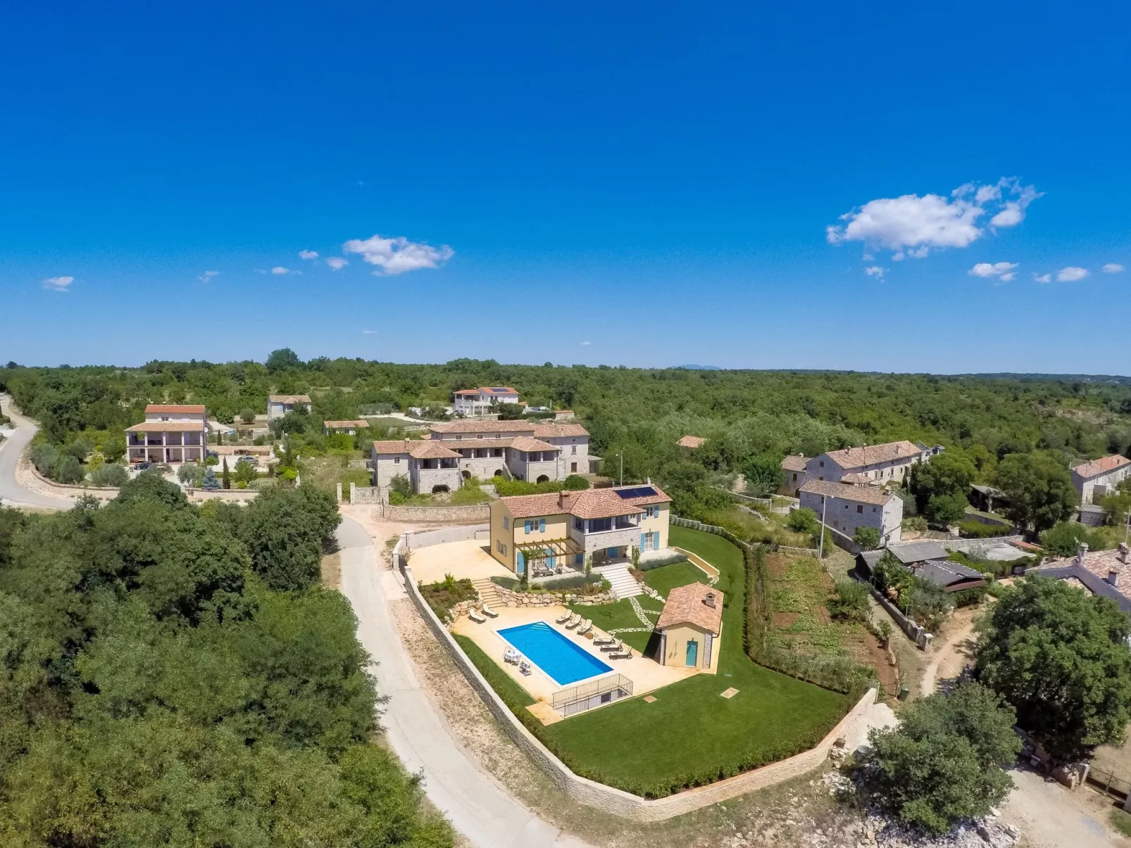 Villa mit Pool, Garten und Sommerküche-Buiten