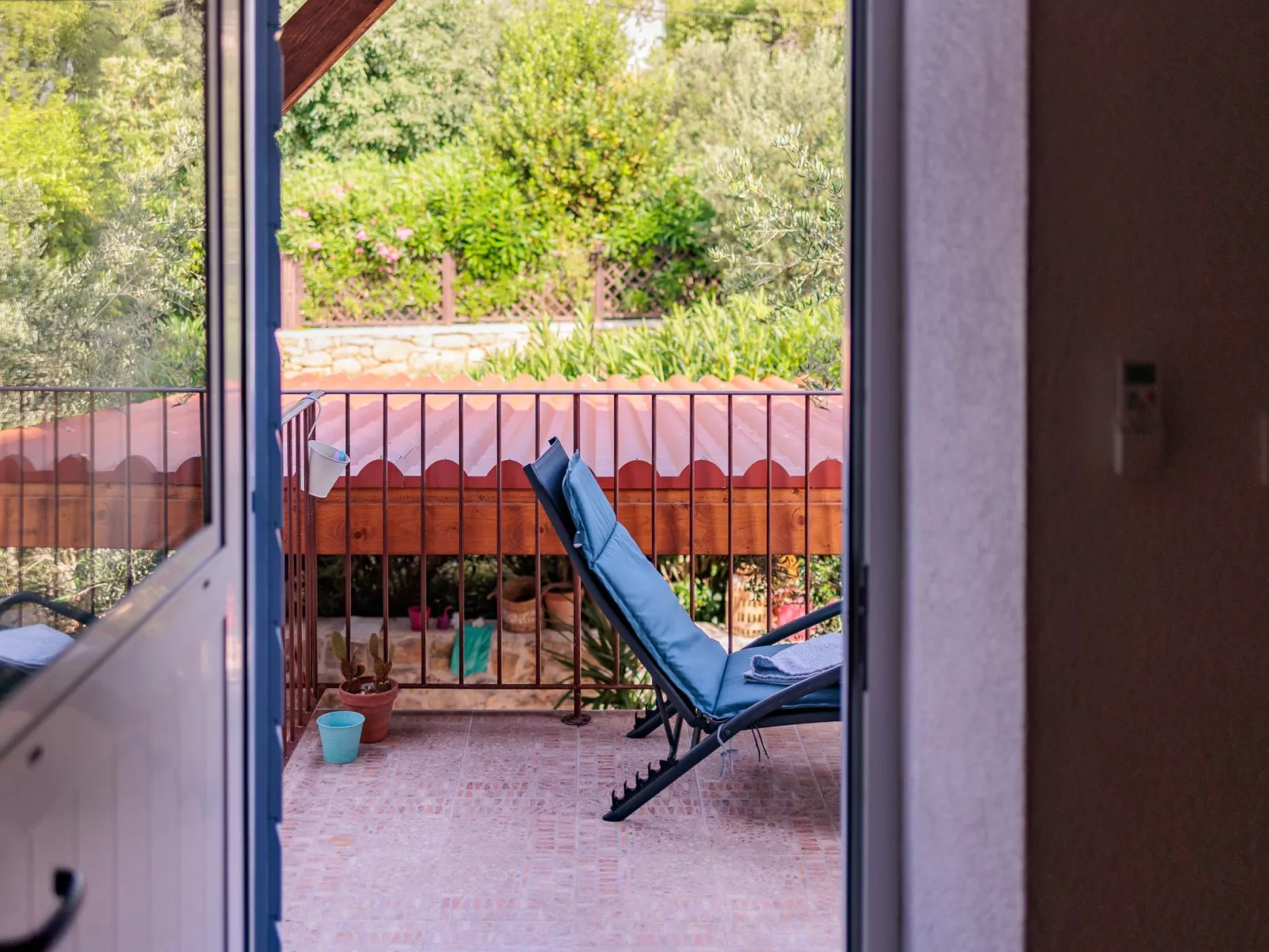 Traditionelles Steinhaus am Meer in Preko-Image-tags.info