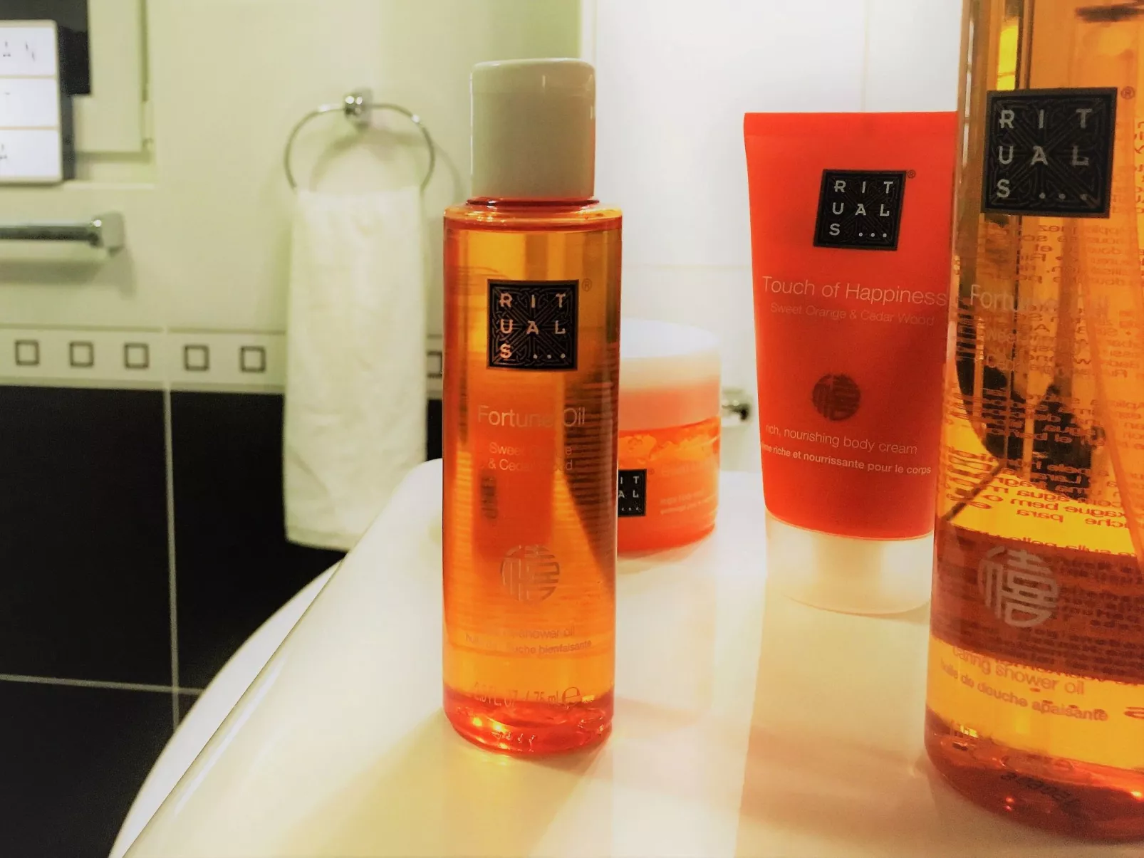 Anwesen mit Blick auf das Wasser-Image-tags.info