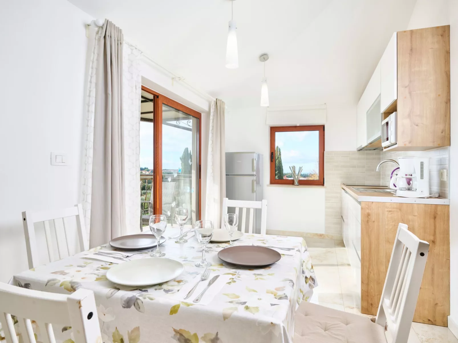 App für bis zu 6 Personen.-Binnen