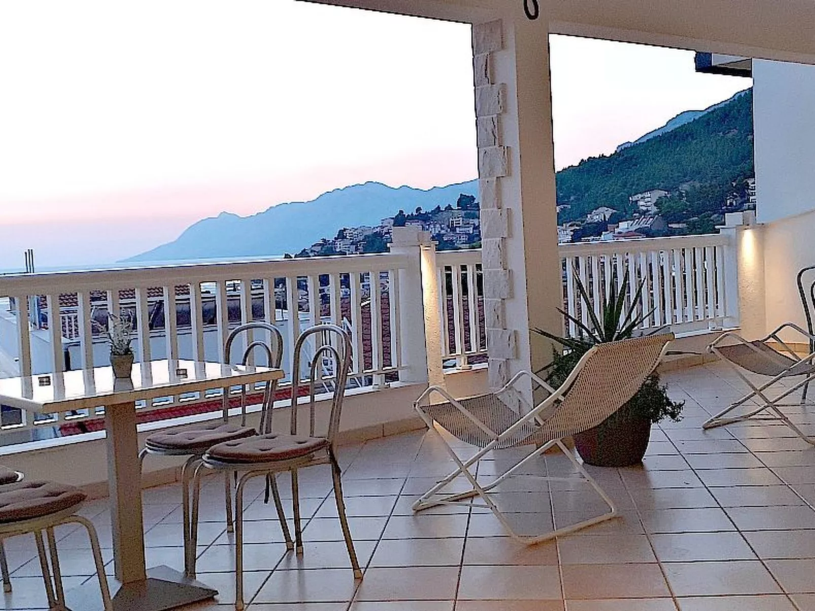 Mit Terrasse und herrlichem Ausblick - Image-tags.info