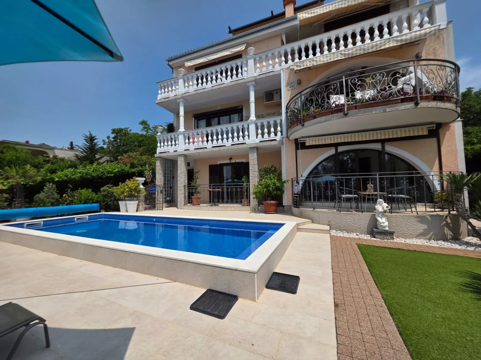 Appartement mit Balkon und Meerblick-Buiten