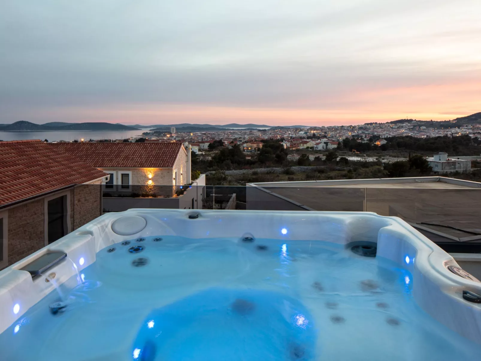 Villa Vodice Sky für 8 Gäste-Buiten