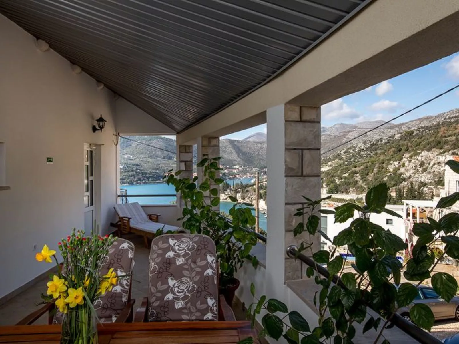 Mélanie B im ersten Stock einer Villa am Strand - Binnen