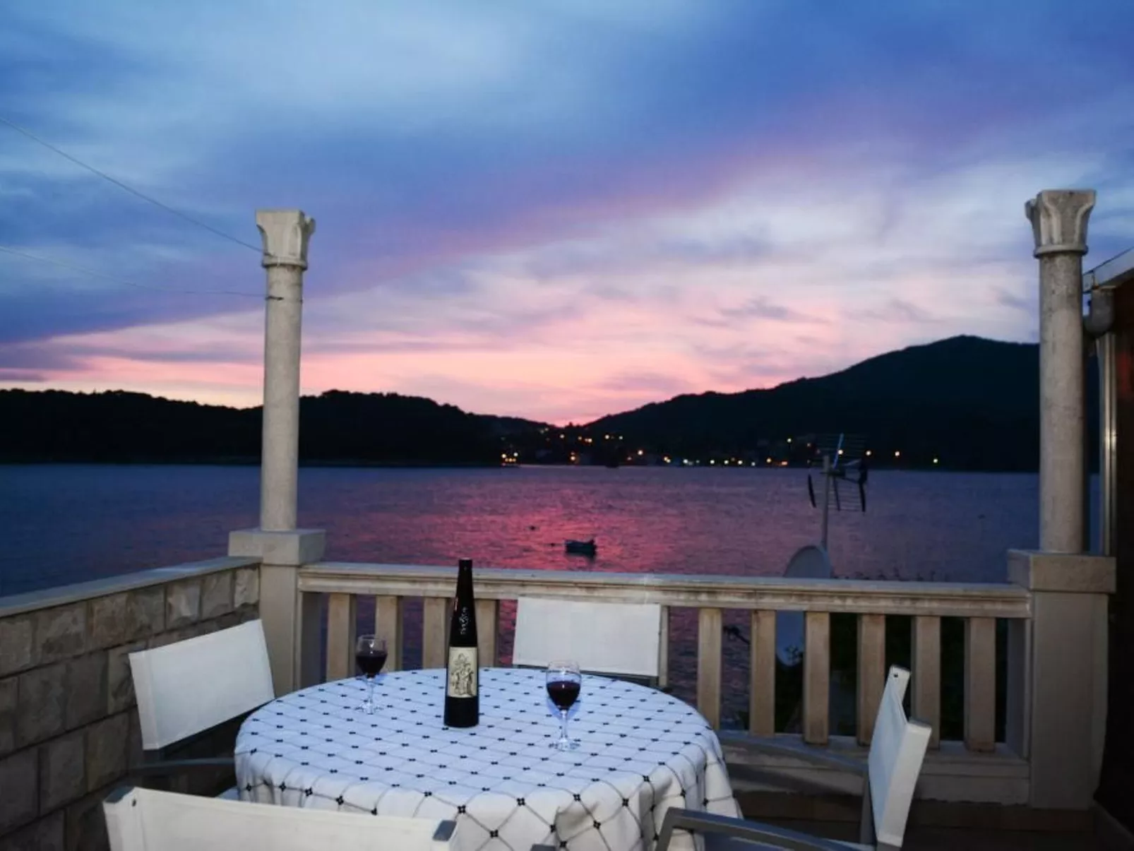 Großes Ferienhaus mit Terrasse und Garten-Buiten