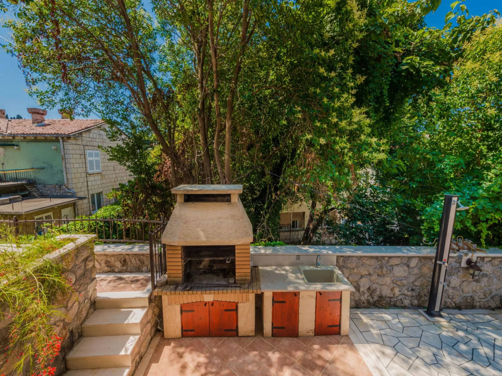 Ivona mit Terrasse und Außendusche-Image-tags.info