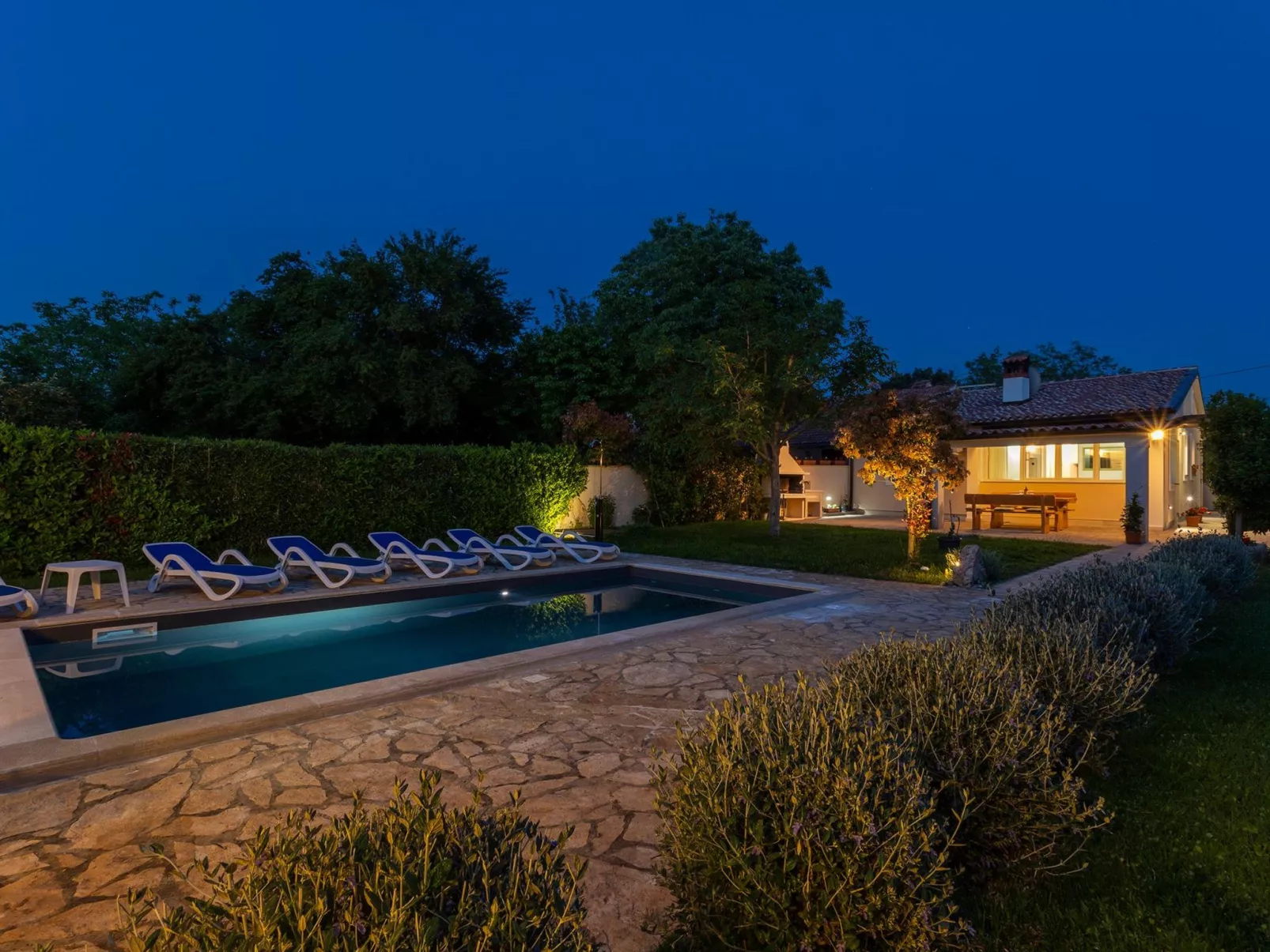 Ferienvilla Darko mit Schwimmbad-Buiten