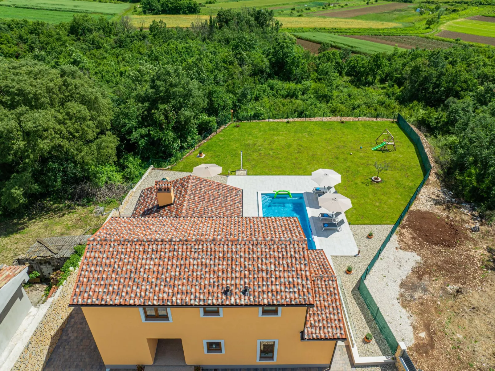 Luxuriöse Ferienvilla mit atemberaubender Aussicht-Buiten