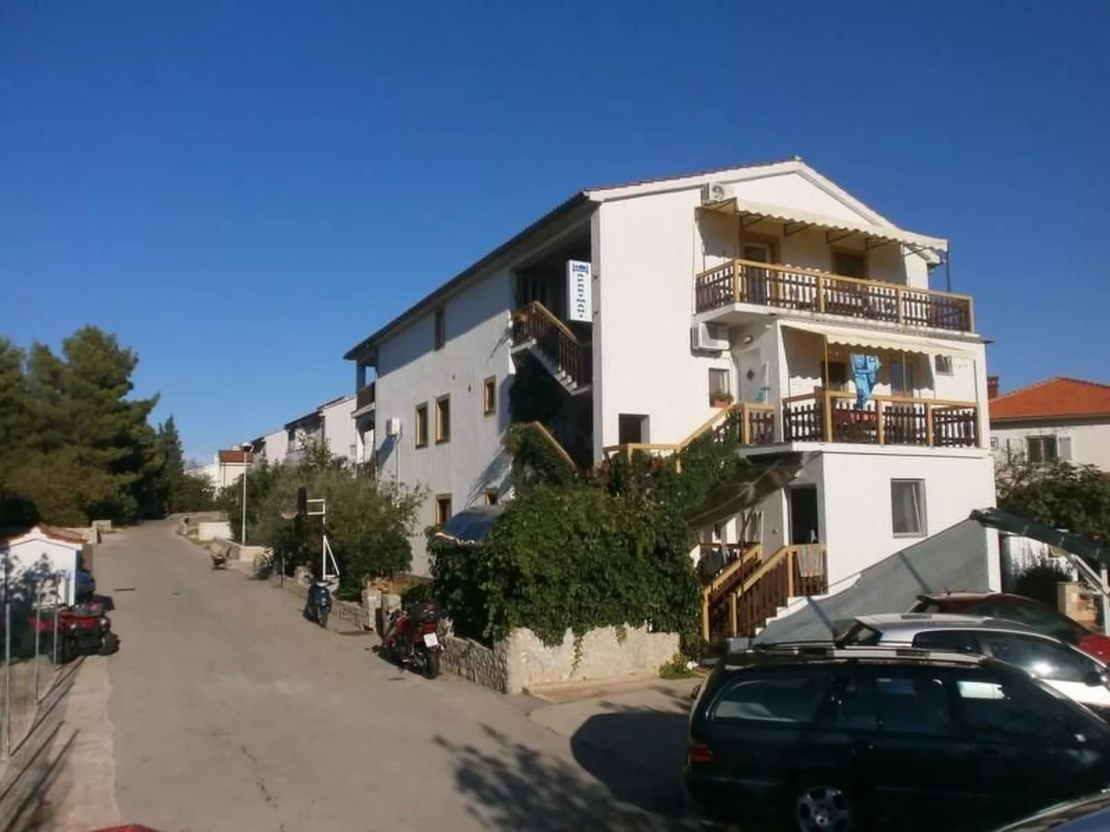 Apartment mit einem kleinen Wohn- und Essbereich und Schlafzimmer-Image-tags.info