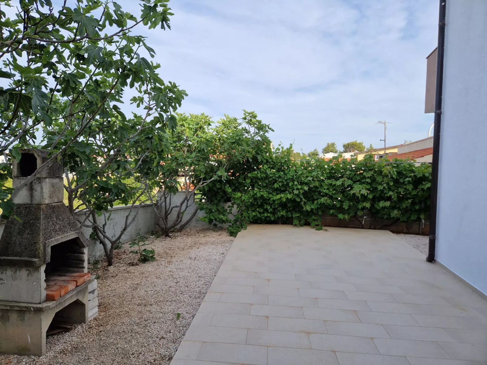 Ema erste Etage mit offener Terrasse-Buiten