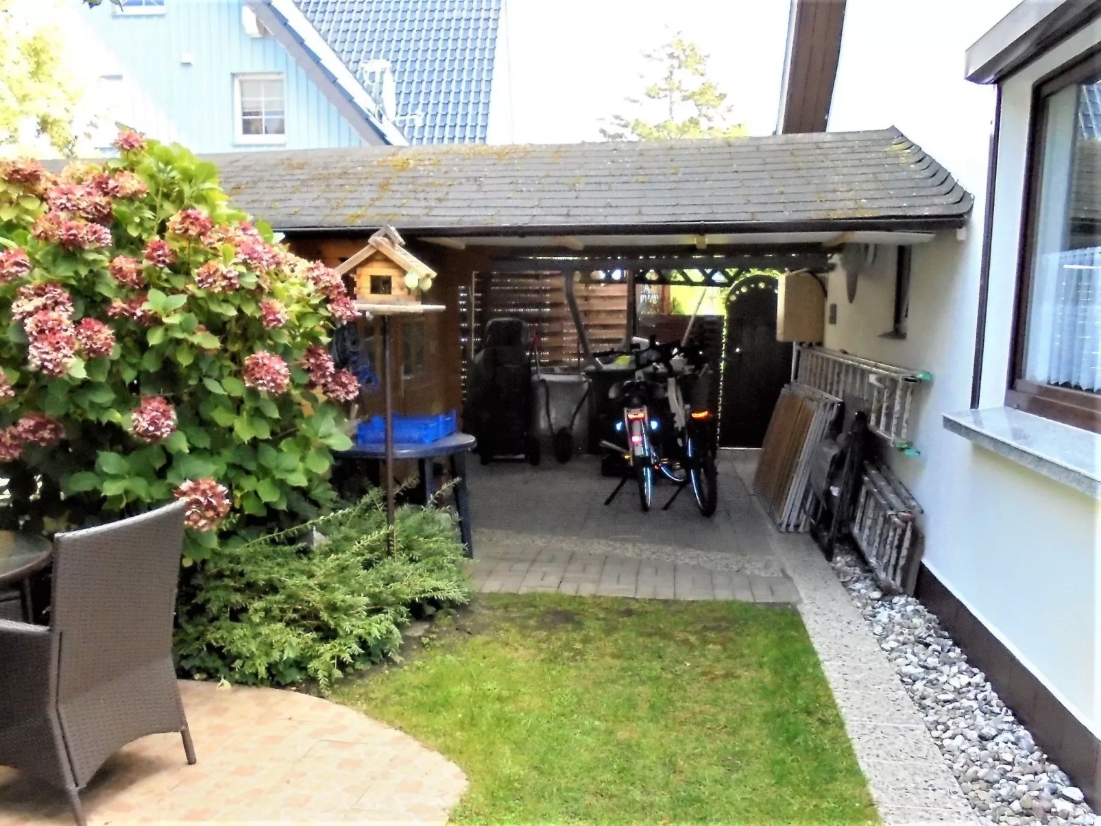 Kleine Ferienwohnung mit Garten und Terrasse-Buiten