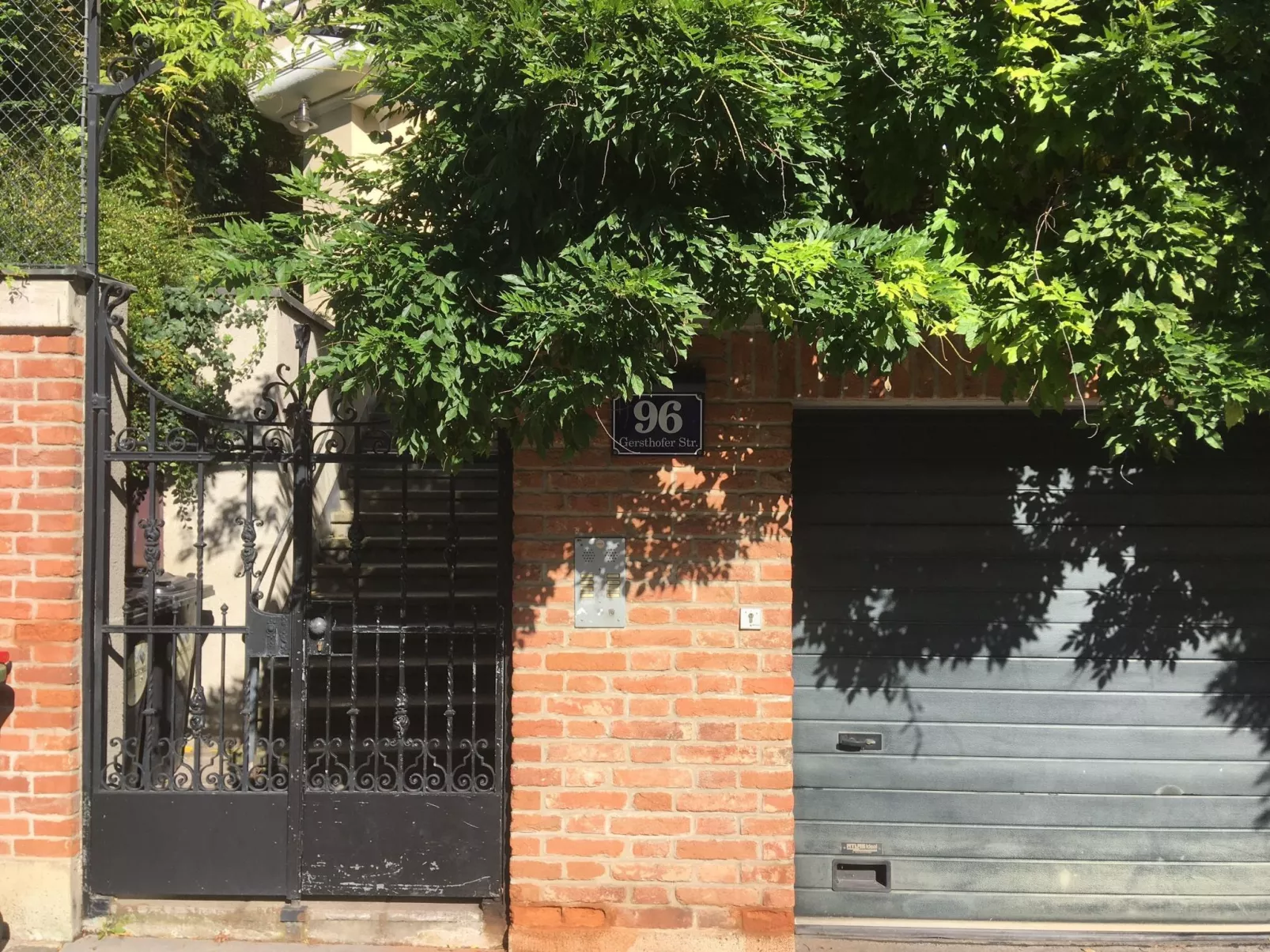 Mit Garagenplatz-Buiten