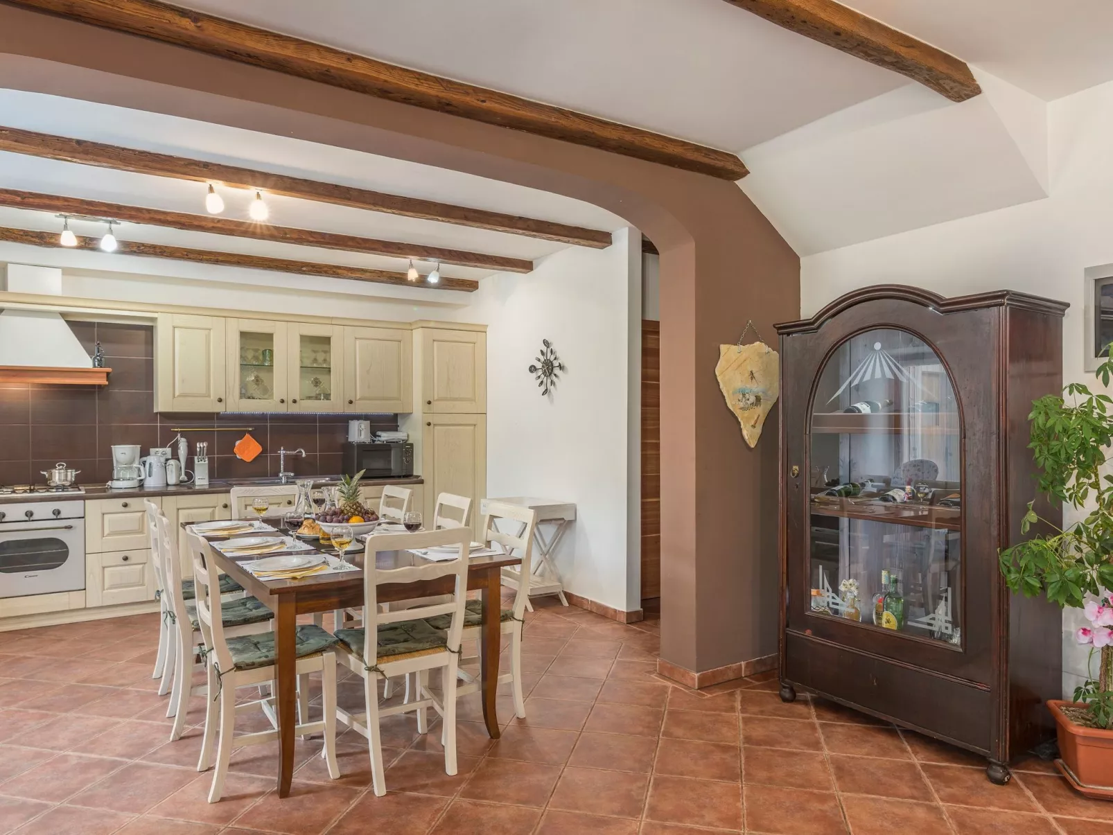 Gemütliches Ferienhaus in Peresiji mit Grill und Terrasse-Binnen