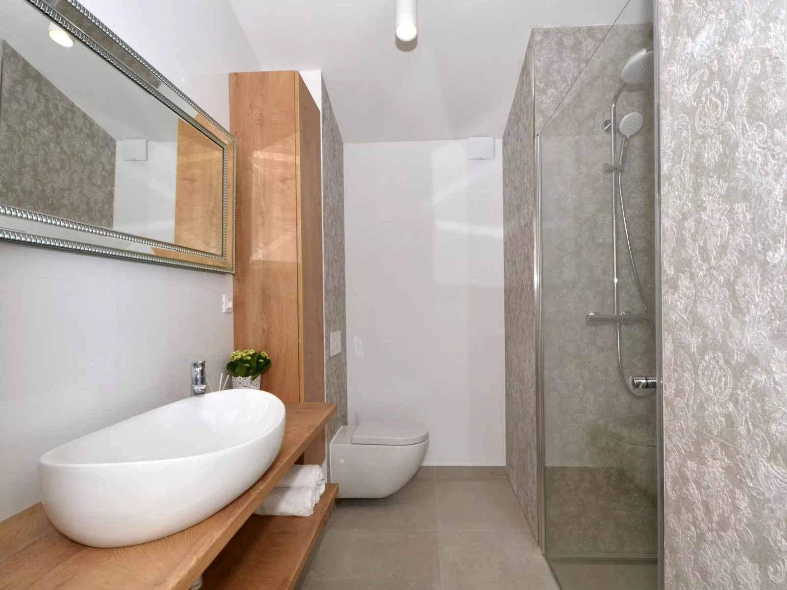 Haus in Dvornica mit privatem Parkplatz-Binnen