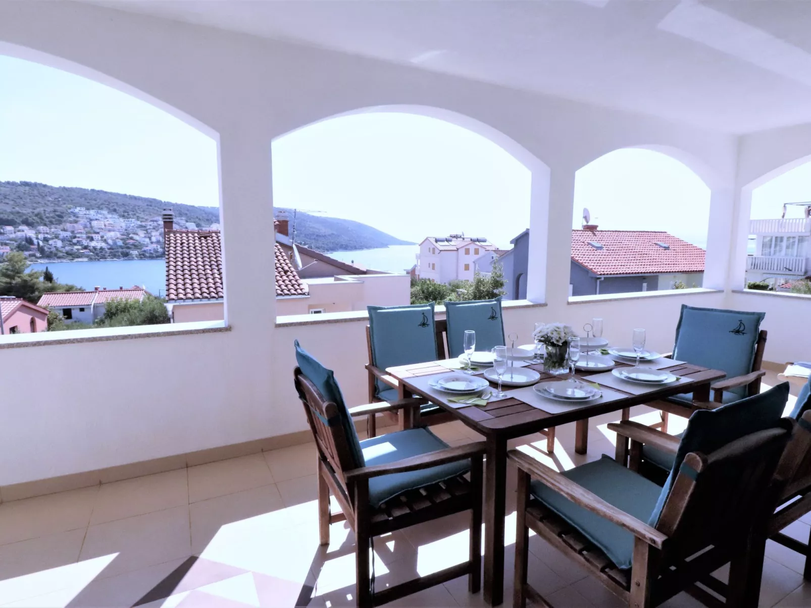 In Okrug Gornji mit Schönem Pool und Meerblick - Buiten