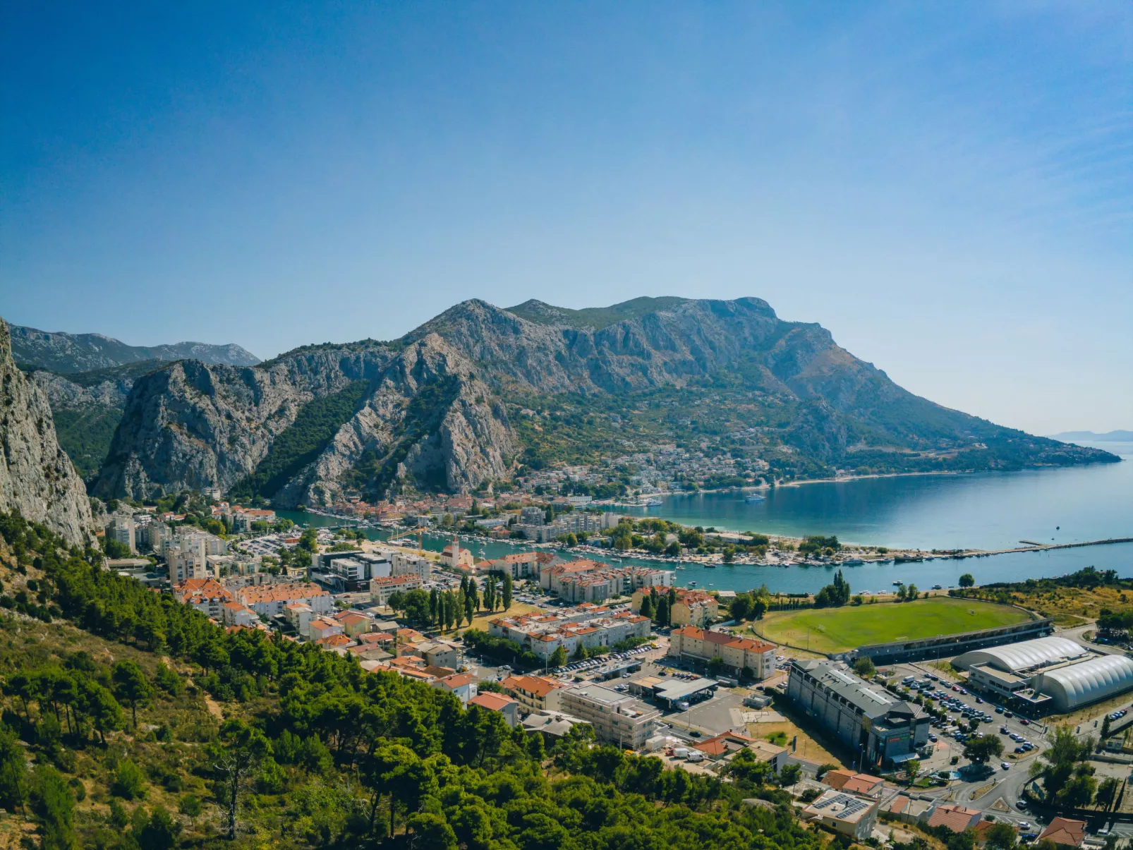 Moderne Ferienwohnung in Omiš mit Terrasse und Garten-Omgeving