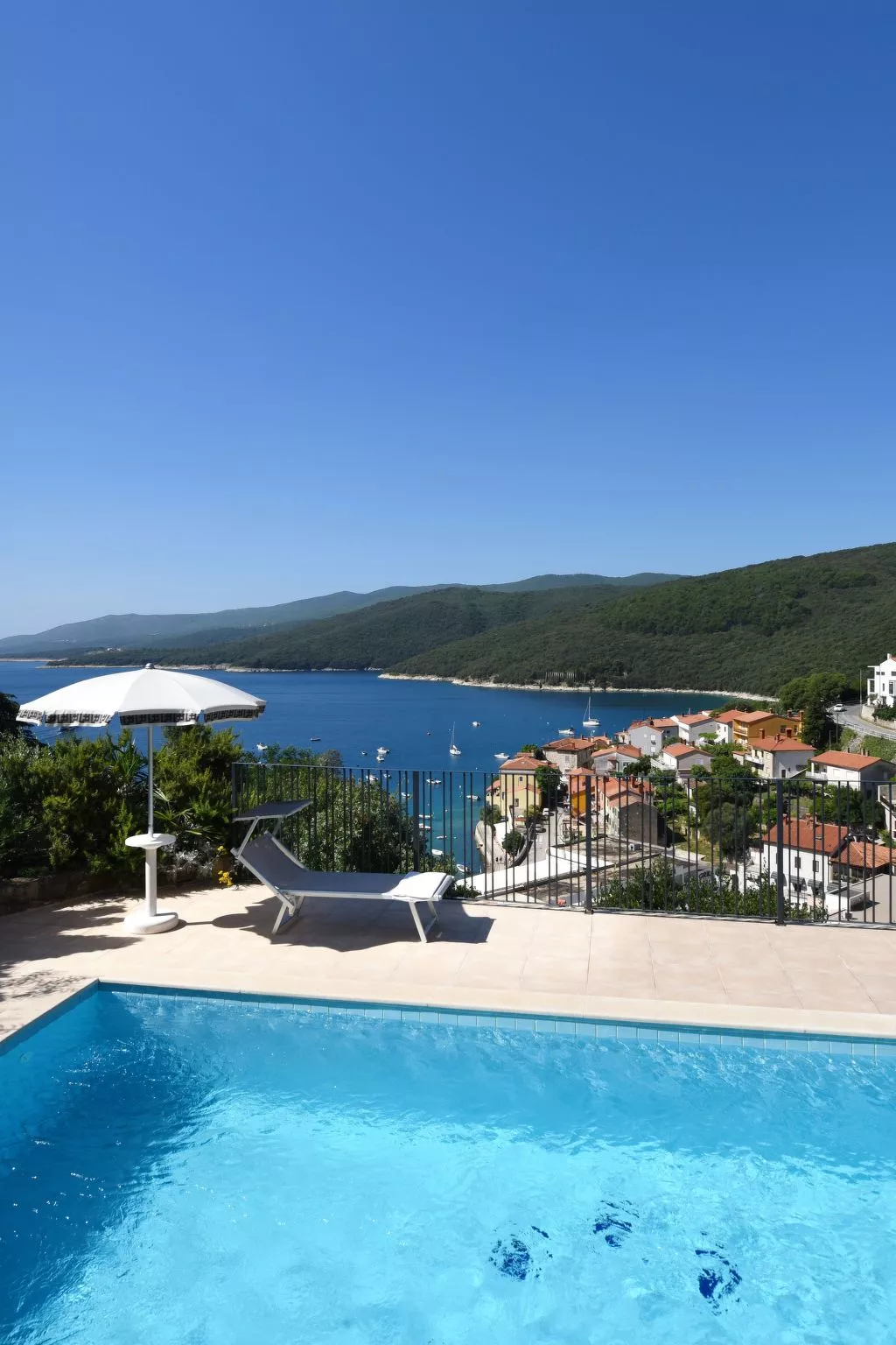 'Villa Ivisa' mit eigenem Pool-Buiten