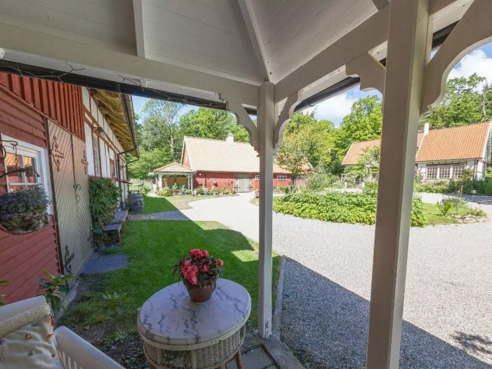 Mit Balkon, Terrasse und Garten-Buiten