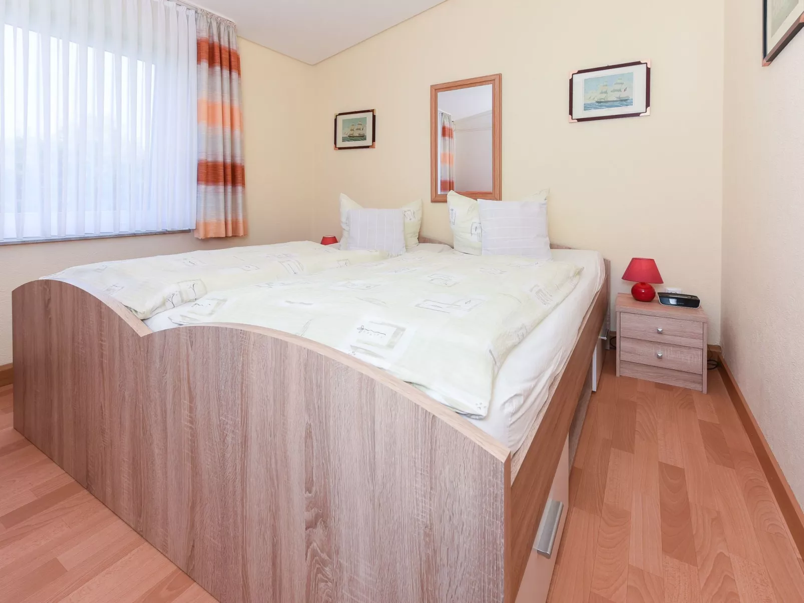 Strandnahes Ferienhaus mit Kinderspielplatz-Binnen