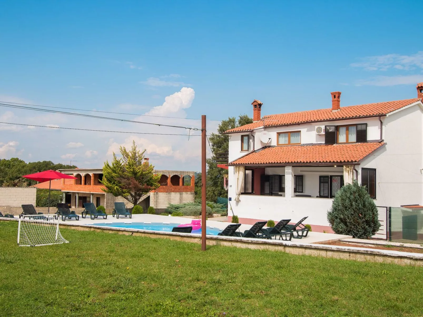 3-Schlafzimmer-Wohnung mit Gemeinschaftspool-Image-tags.info