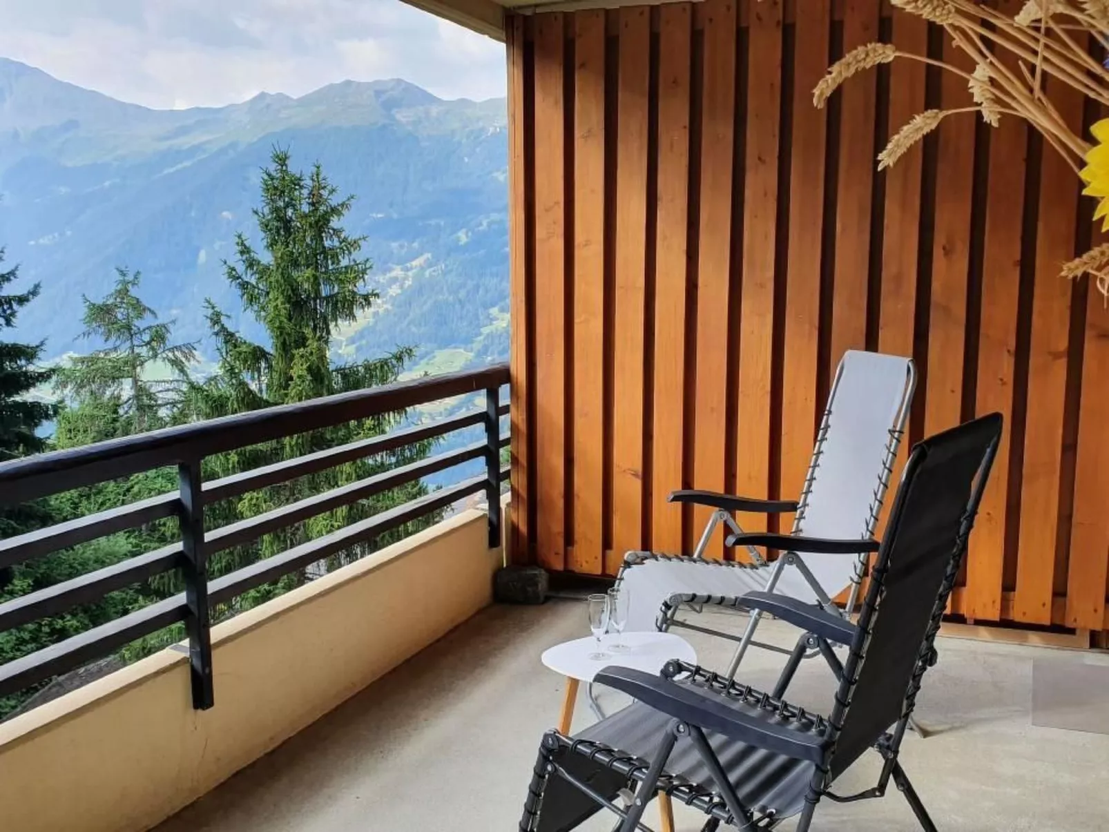 Mit Blick auf die Berge-Buiten