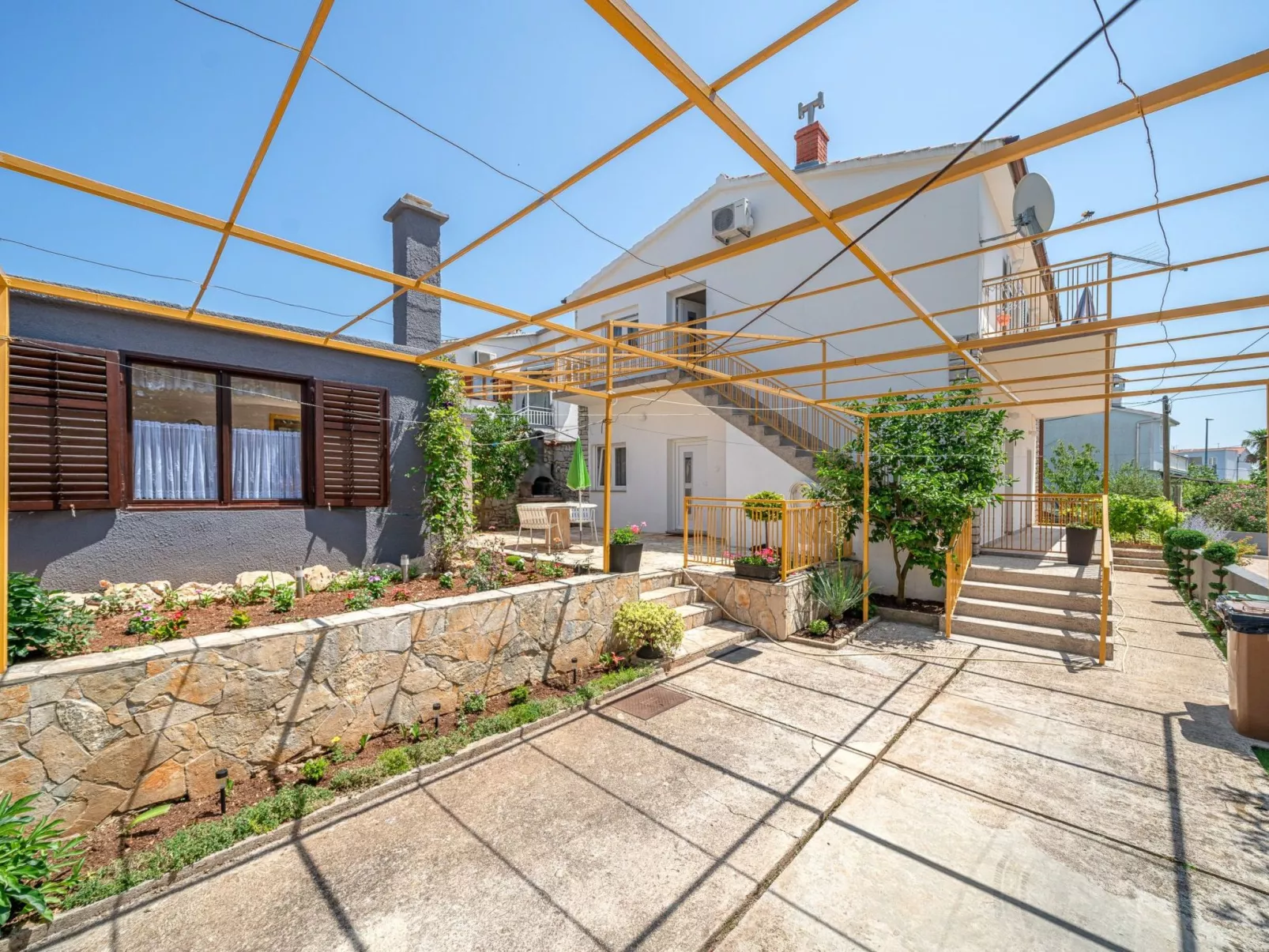 Große Ferienwohnung in Vodice mit Eigenem Balkon-Buiten