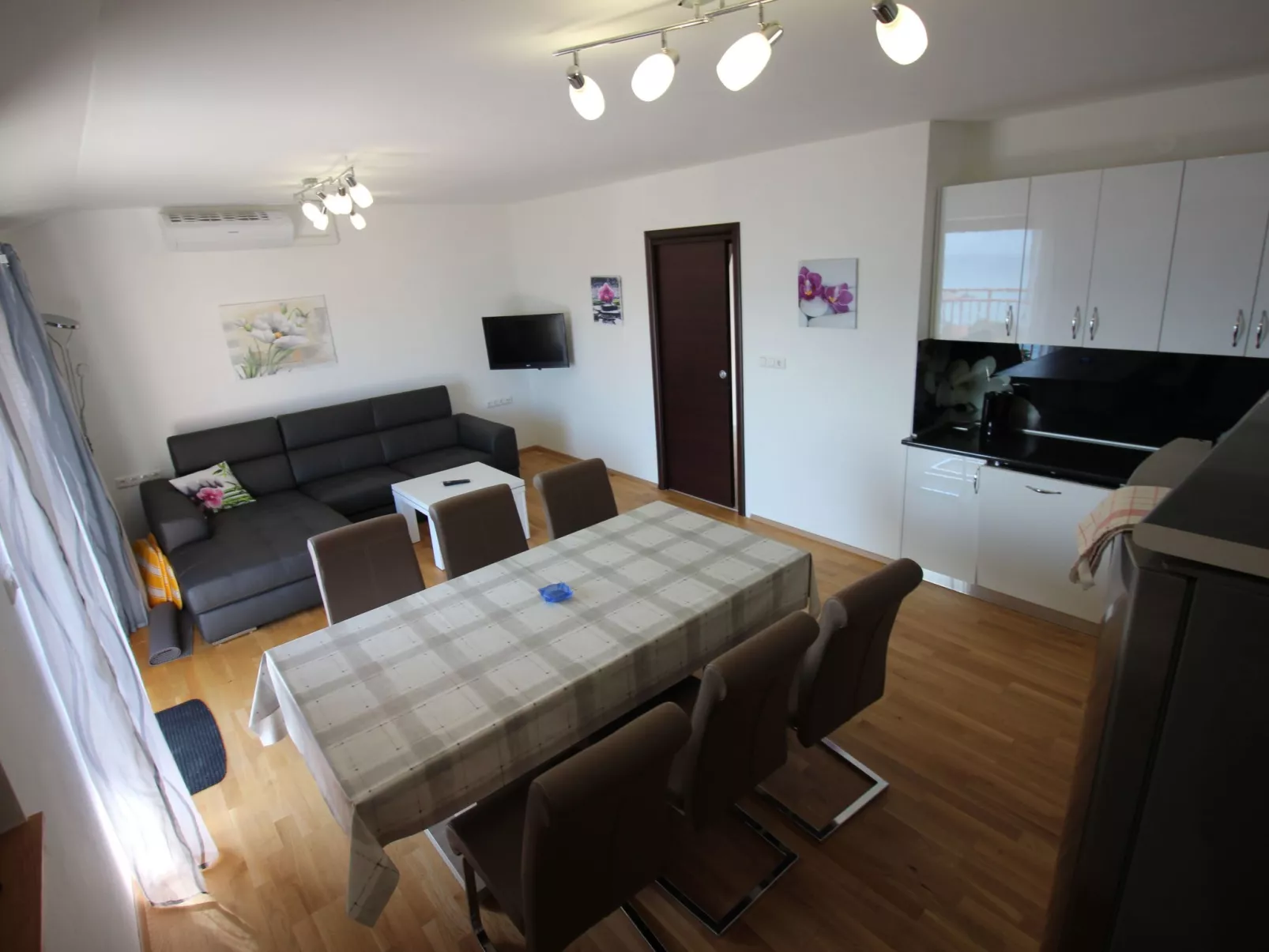 "Manda3" mit Blick auf das Wasser-Binnen