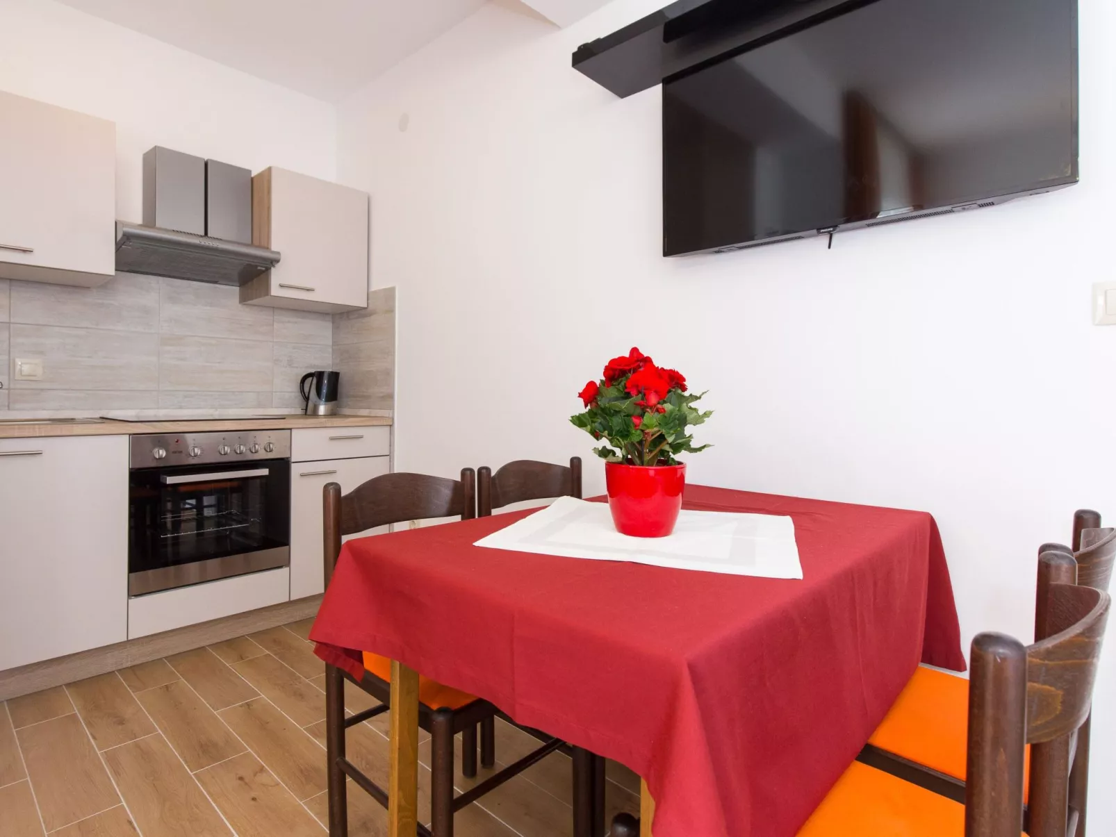 Wohnung Nr. 1 mit 2 Schlafzimmern und 2 Balkonen im 1. Obergeschoss-Binnen