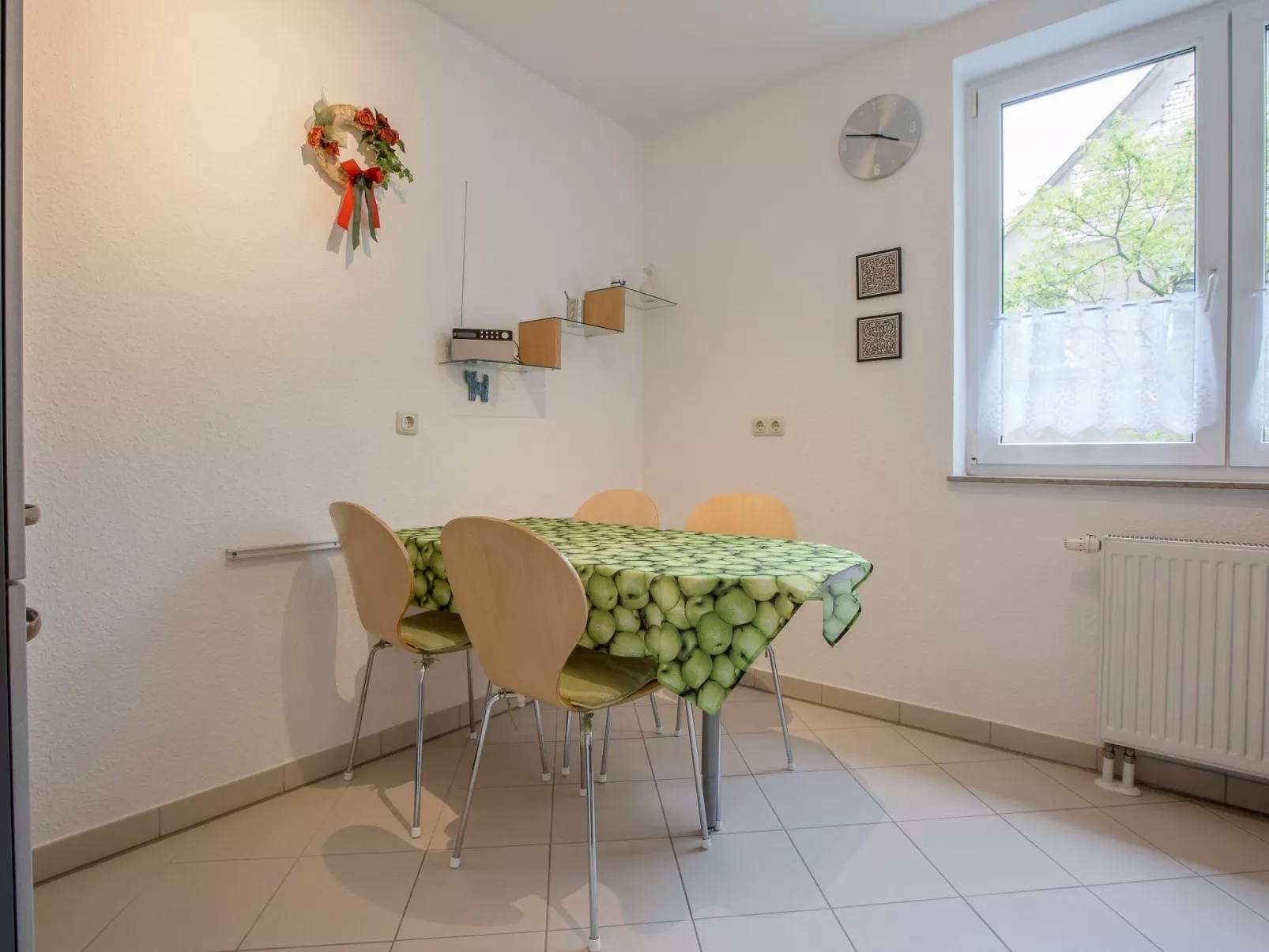  in Stadtrandlage mit guter Anbindung, sowie eigener Terrasse und Garten-Binnen